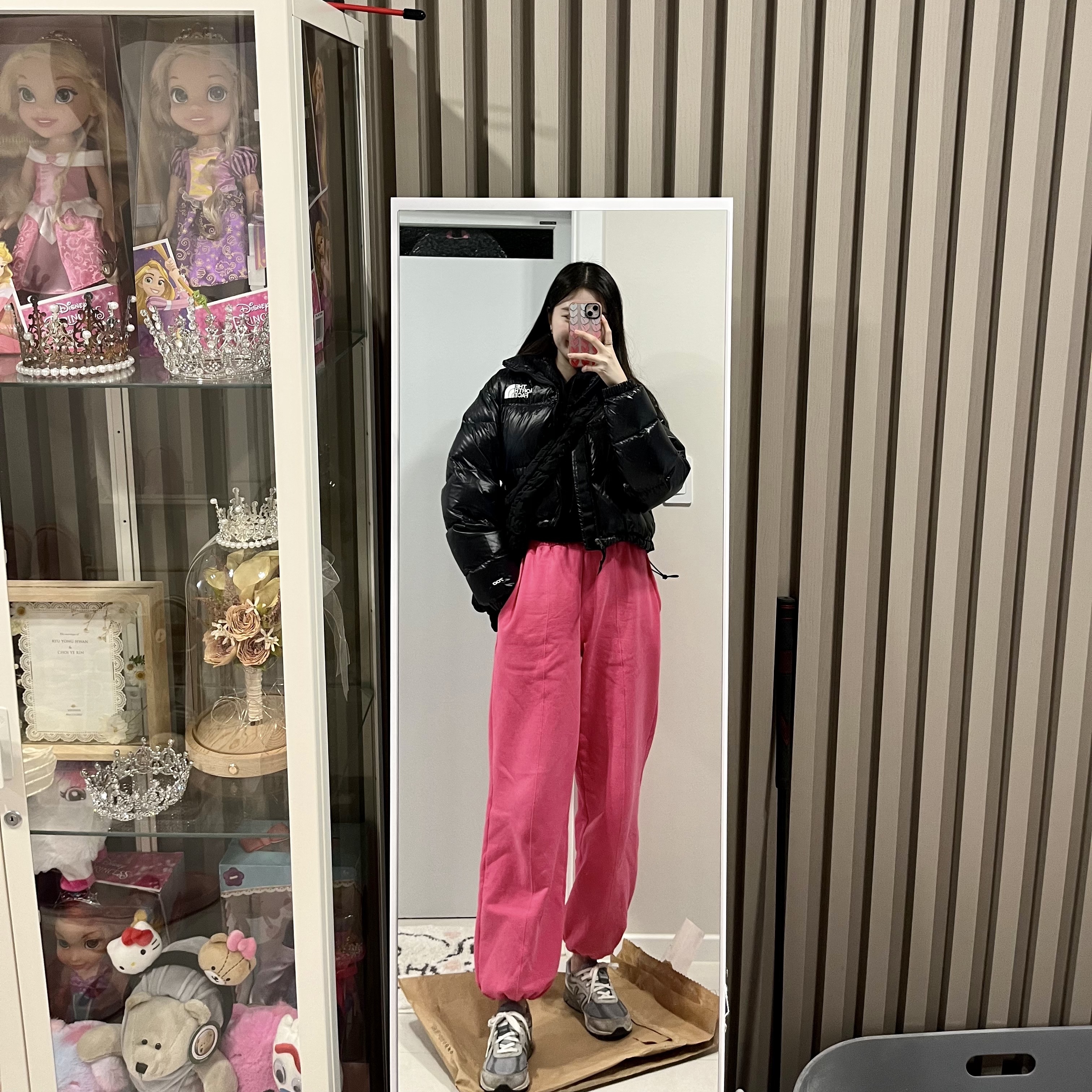 (W) The North Face Nuptse Short Jacket TNF Black, COS Quilted Oversized Shoulder Bag Black 착용 스타일 - 1