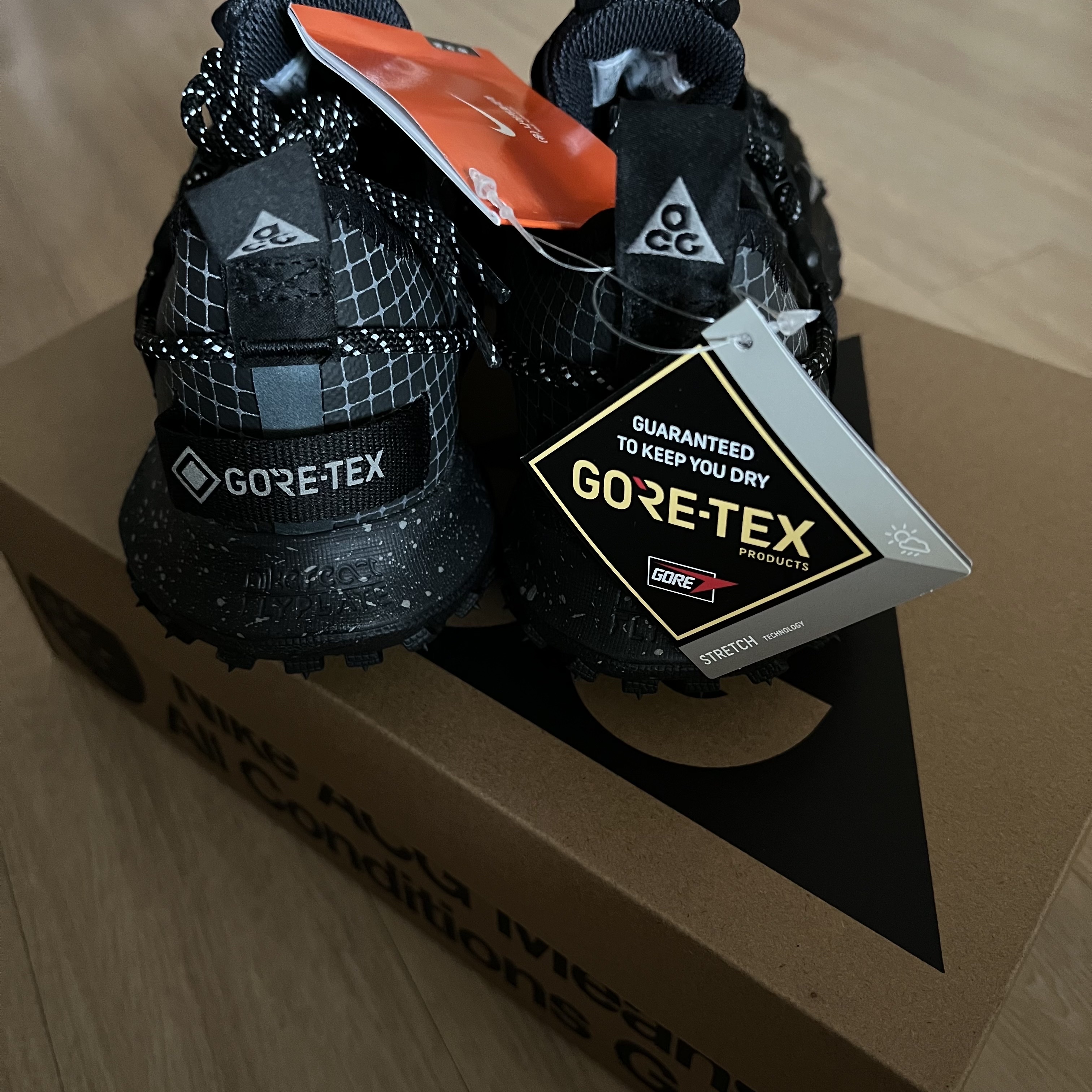 Nike ACG Mountain Fly Low Gore-Tex SE Dark Smoke Grey 착용 스타일 - 3