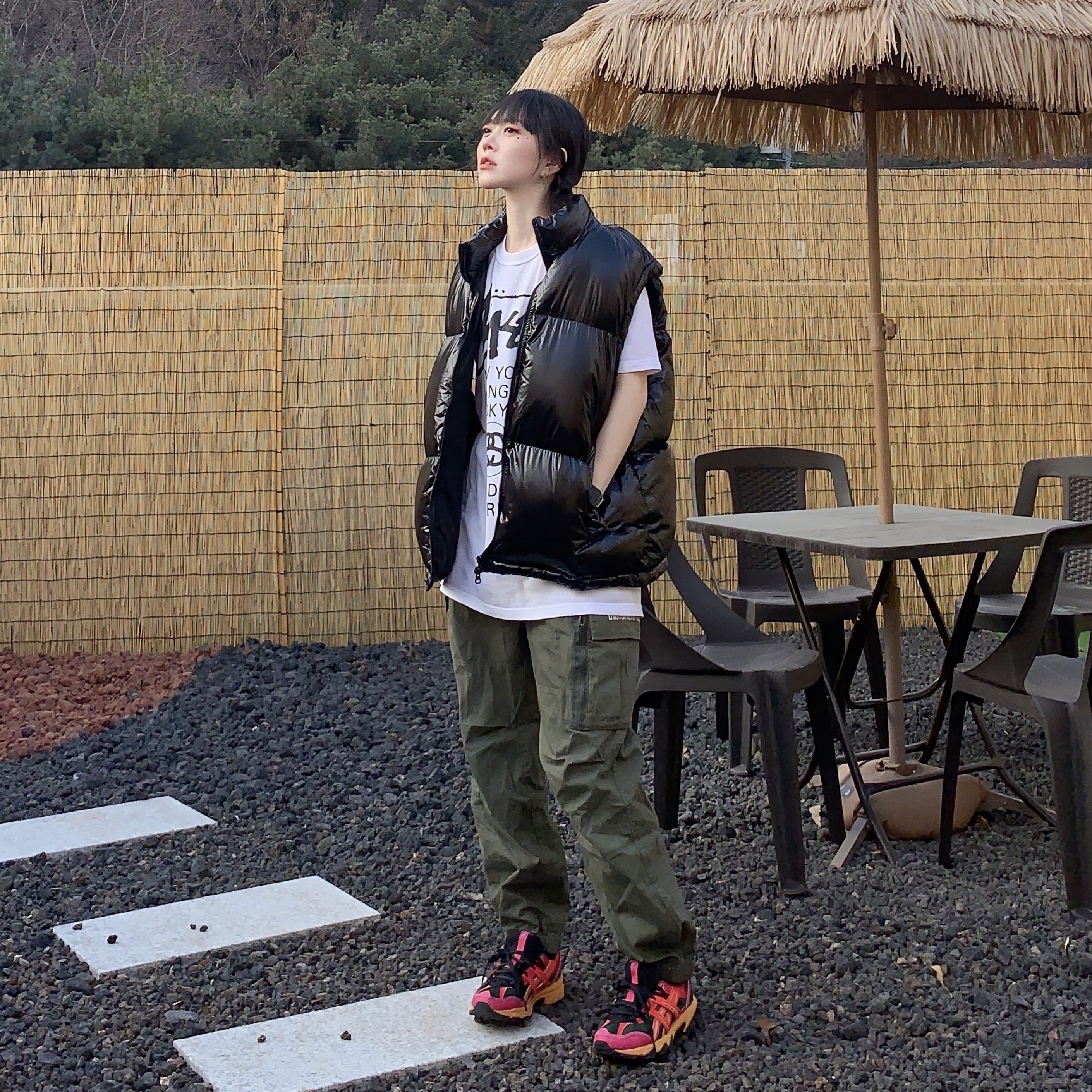Asics x Andersson Bell Gel-Sonoma 15-50 Bright Rose Evergreen, Stussy Tour T-Shirt White 착용 스타일 - 2