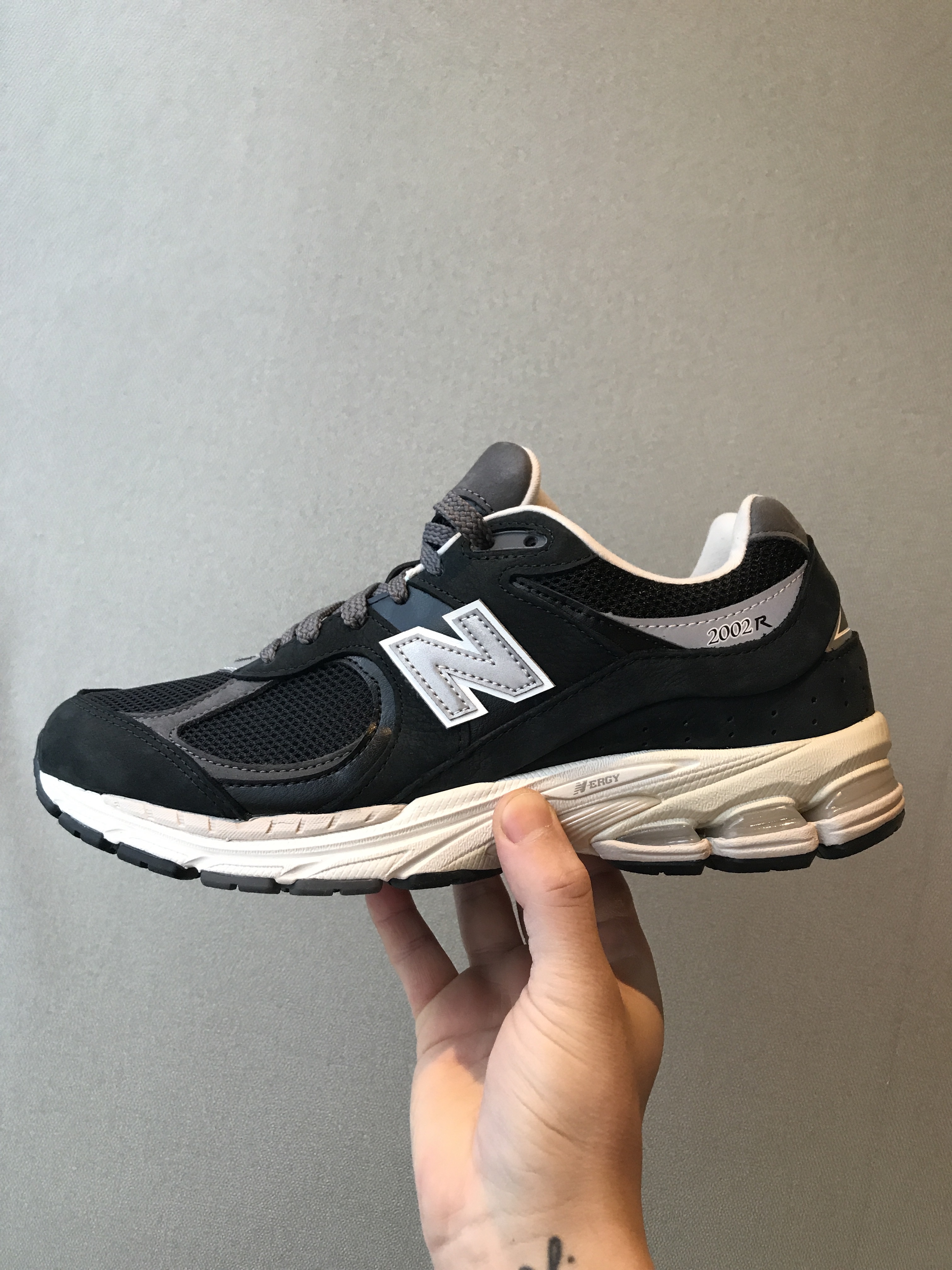 New Balance 2002R Premium Vintage Black 착용 스타일 - 1