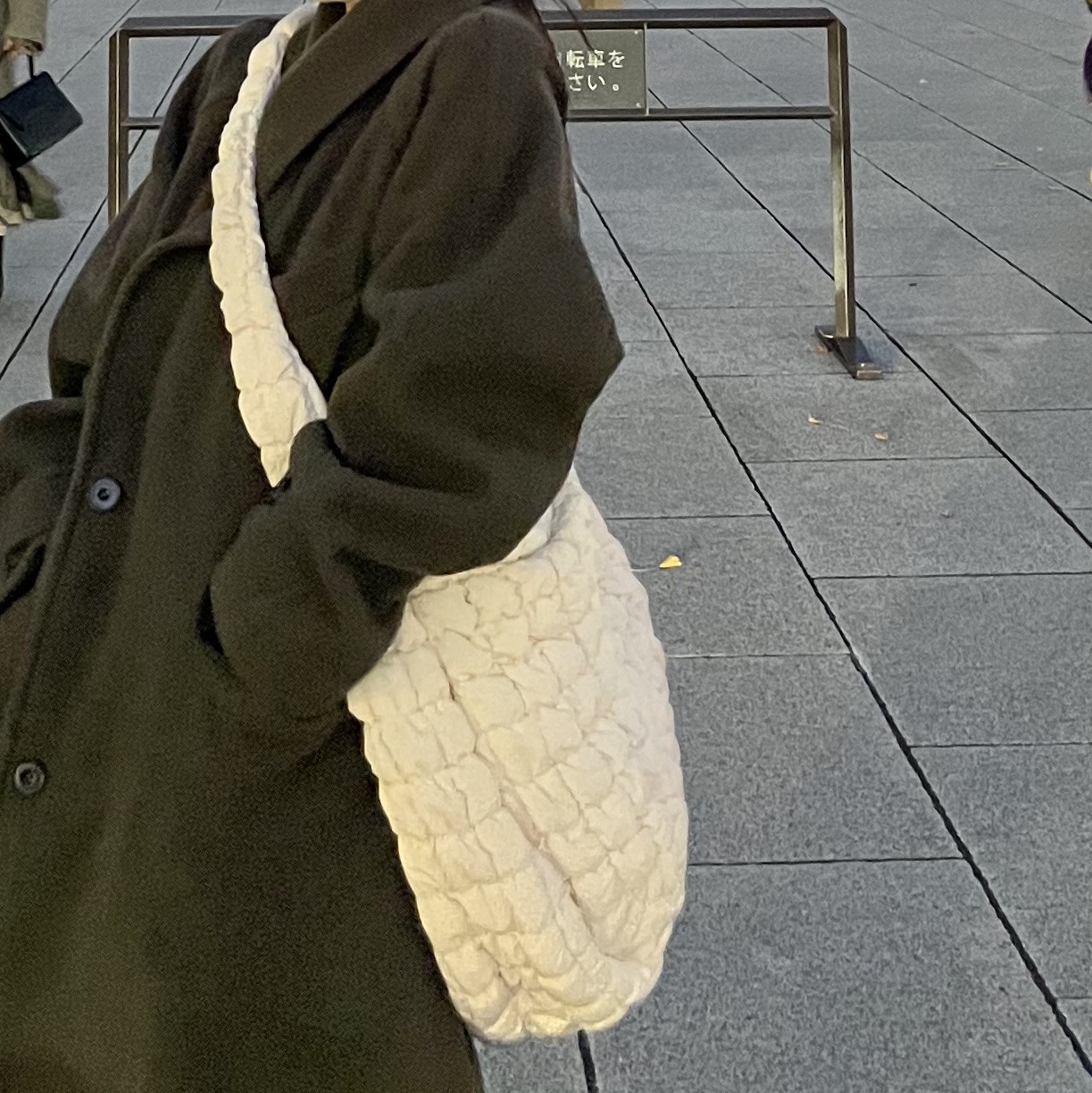 COS Quilted Oversized Shoulder Bag Off White Light Beige 착용 스타일