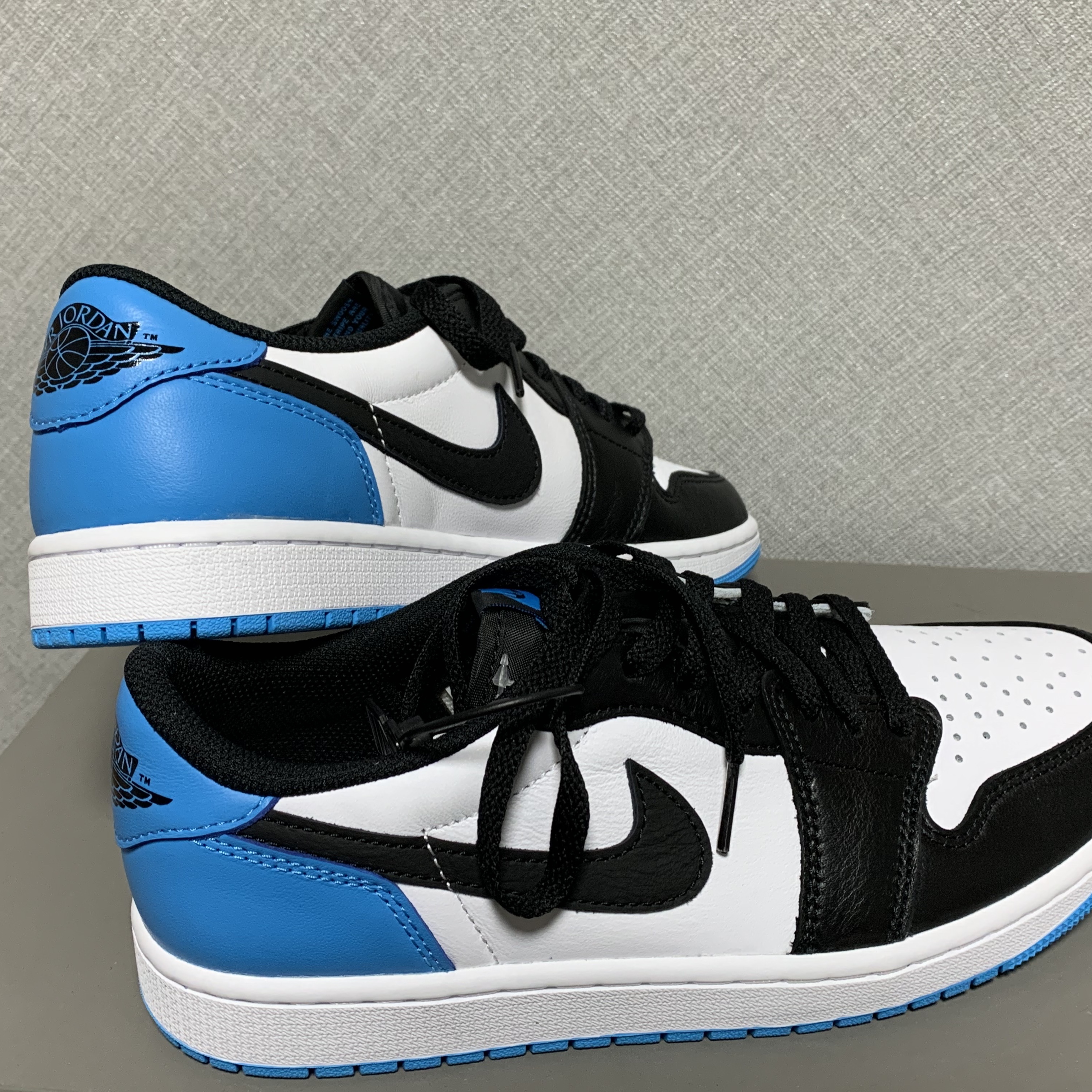 Jordan 1 Retro Low OG Black and Dark Powder Blue 착용 스타일 - 2