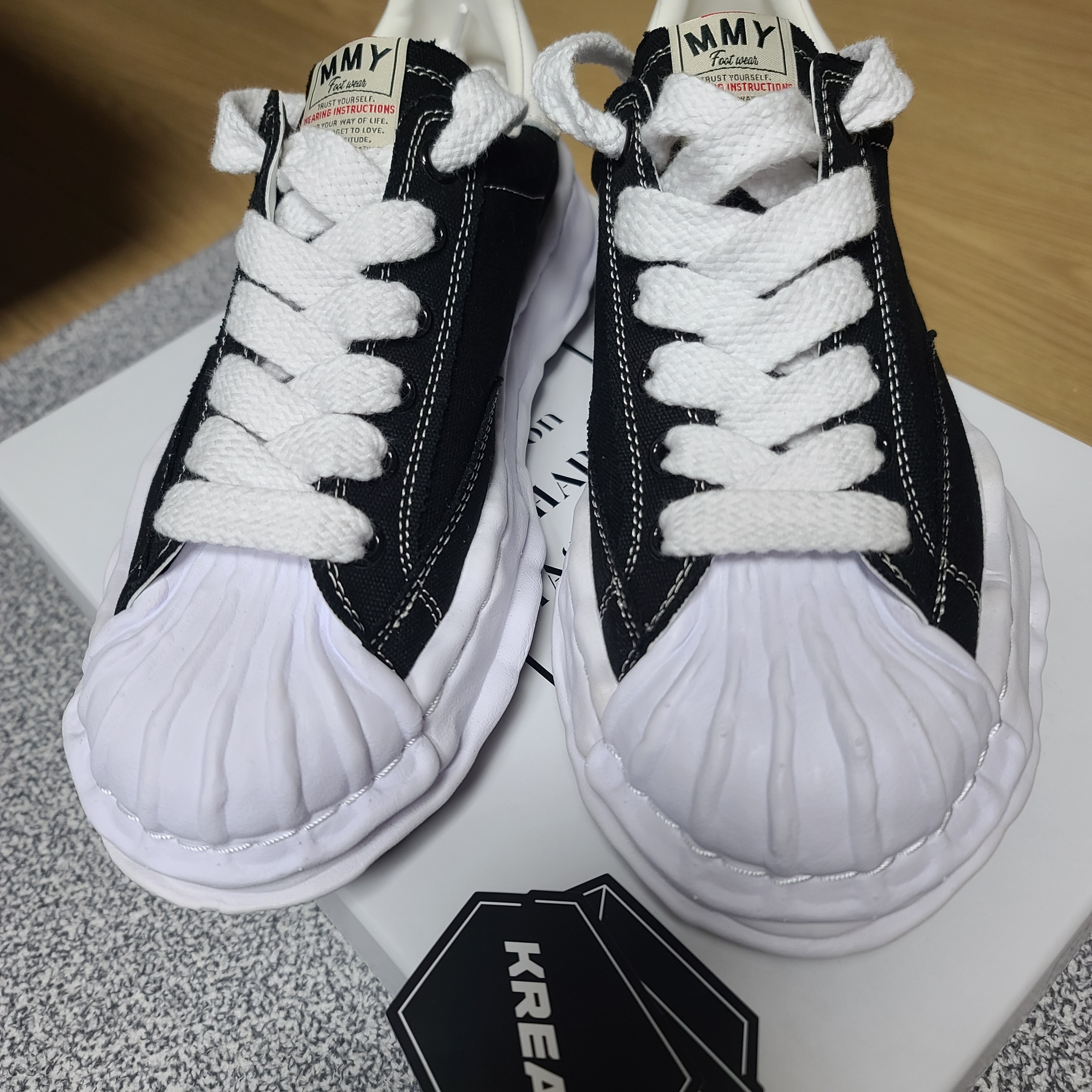 Maison Mihara Yasuhiro Blakey OG Sole Canvas Low-top Sneakers Black White 착용 스타일