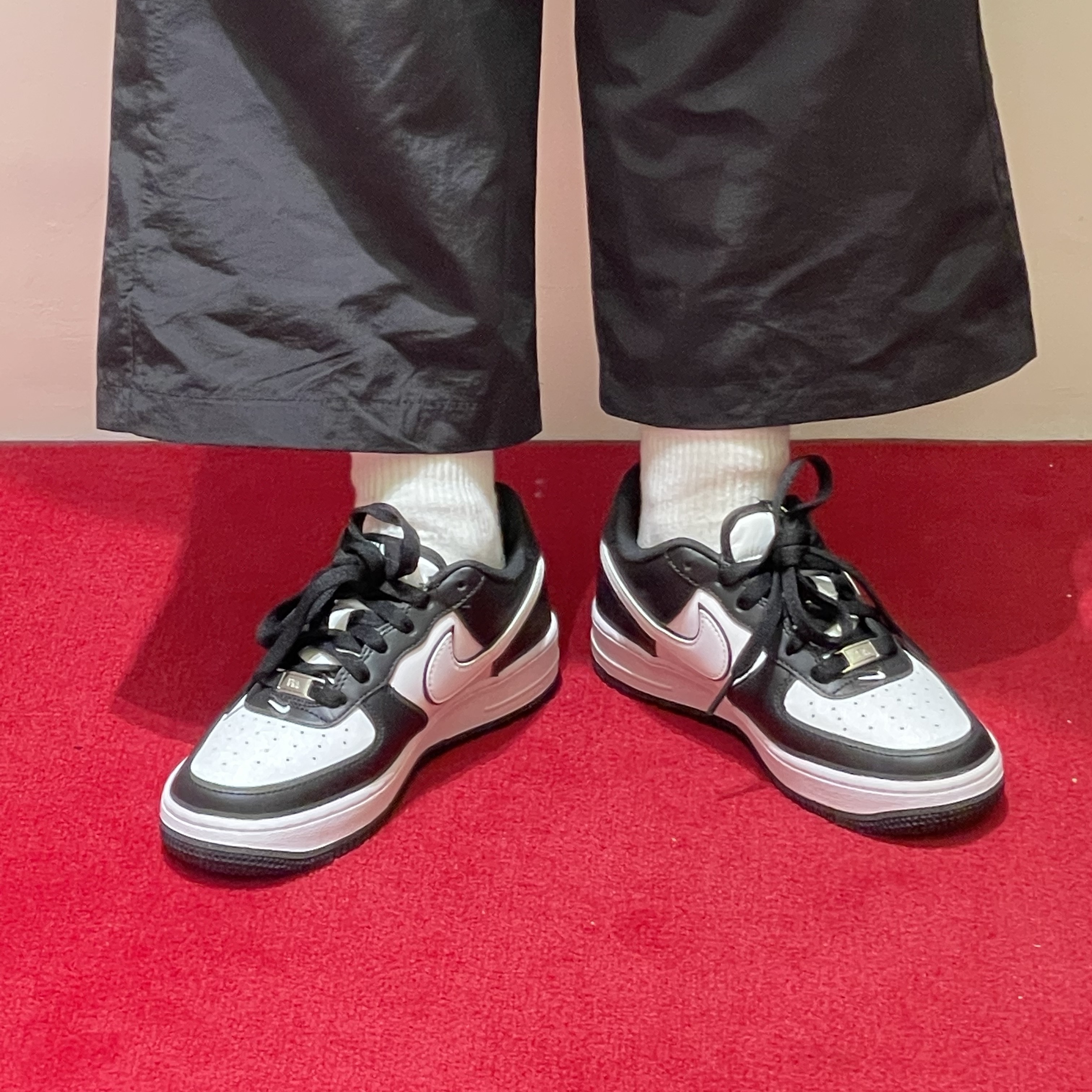 (GS) Nike Air Force 1 LV8 2 Black White 착용 스타일 - 1