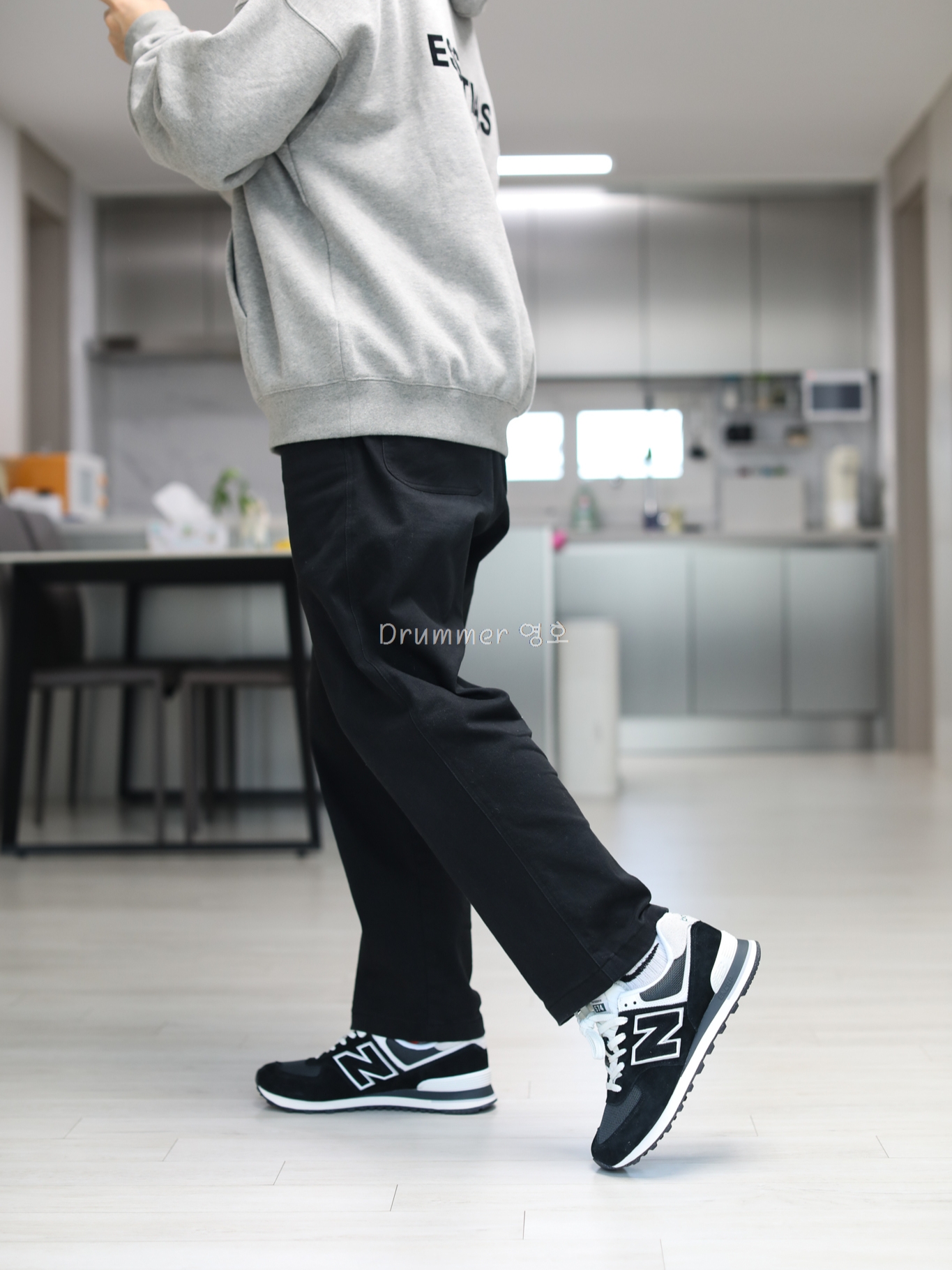 New Balance 574 Kodachrome Pack Black 착용 스타일 - 2