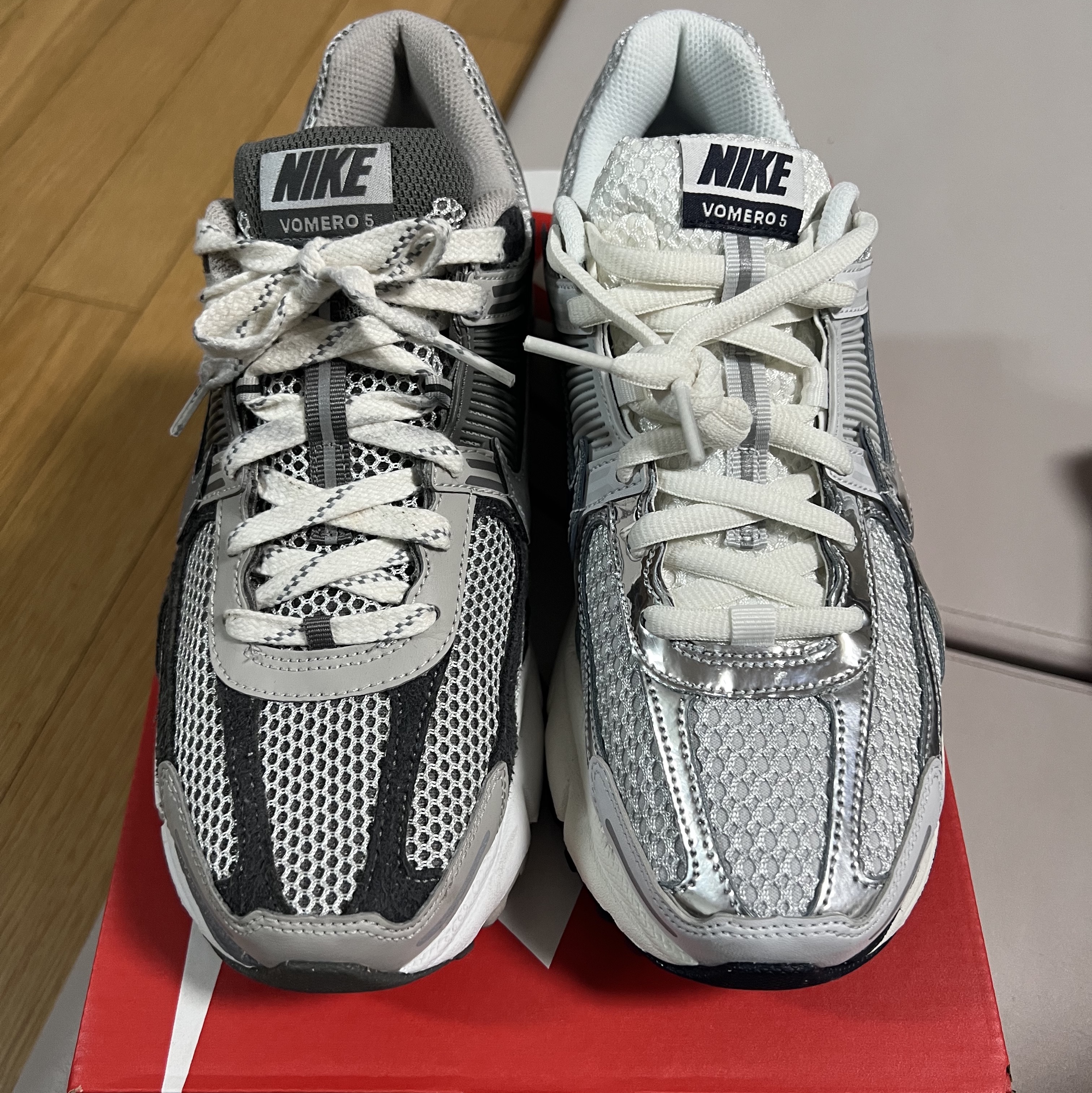 (W) Nike Zoom Vomero 5 Photon Dust and Metallic Silver, Nike Zoom Vomero 5 PRM Light Iron Ore and Flat Fewter 착용 스타일 - 2