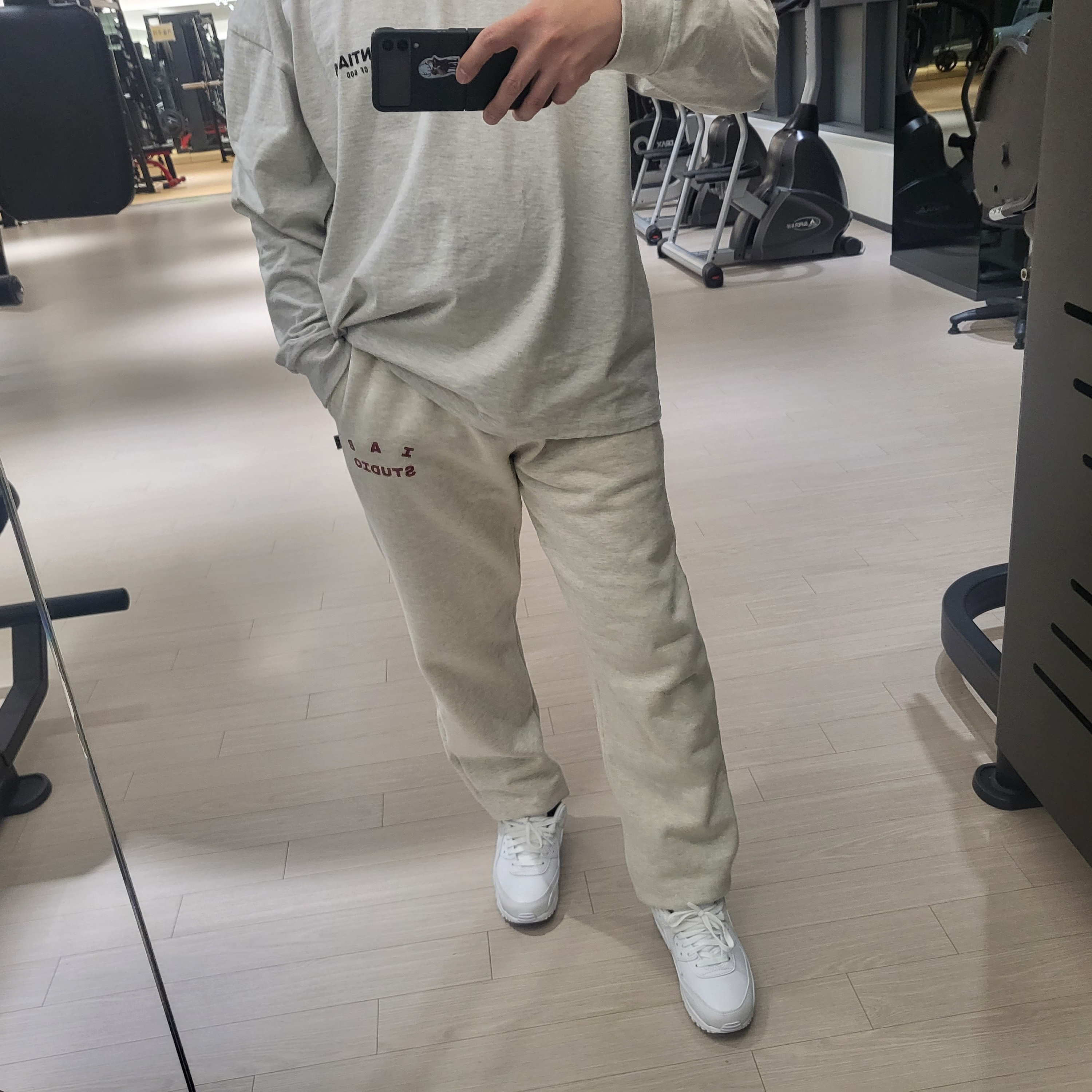 IAB Studio Sweatpants Oatmeal Burgundy - 23SS 착용 스타일 - 2