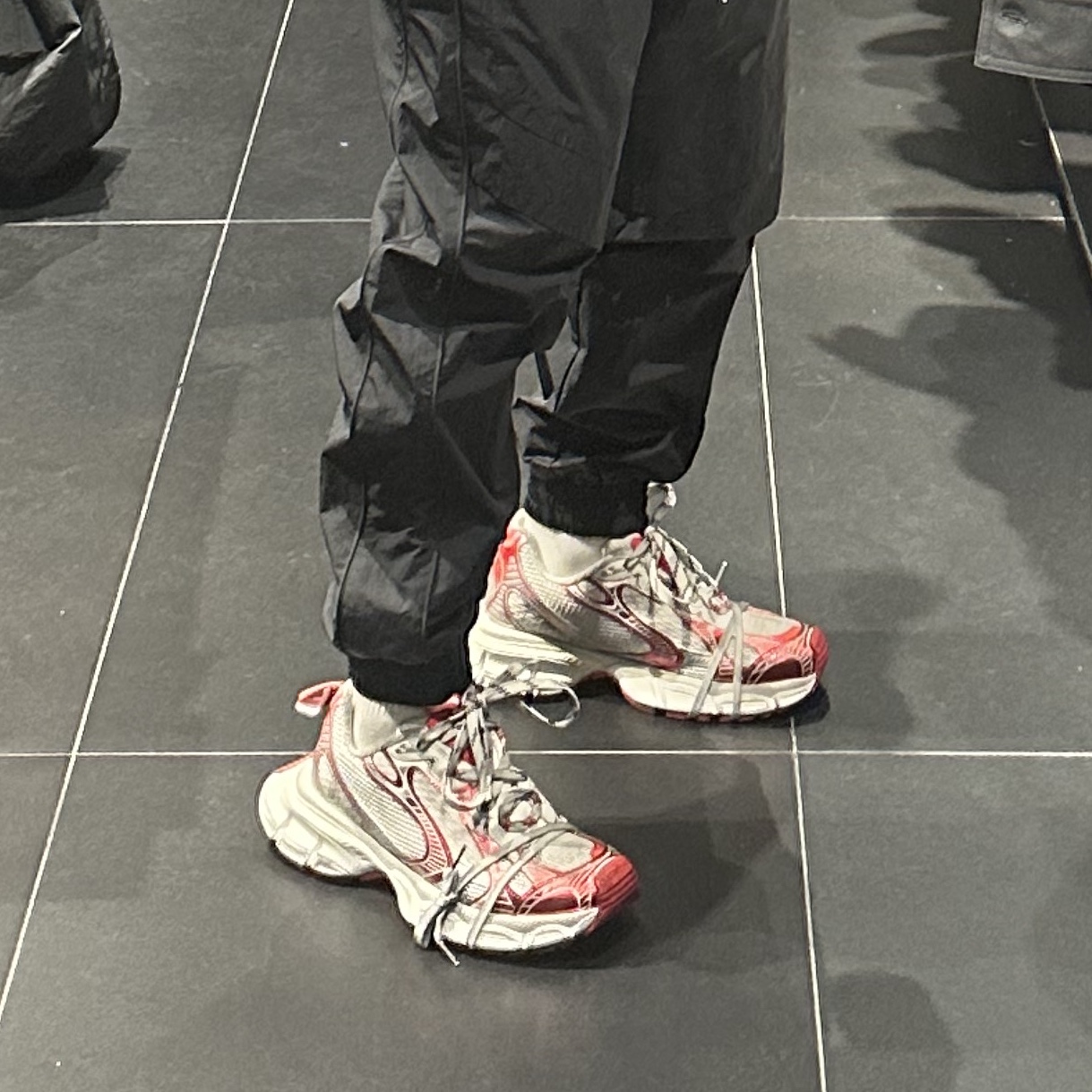 Balenciaga 3XL Sneakers White Red 착용 스타일 - 3