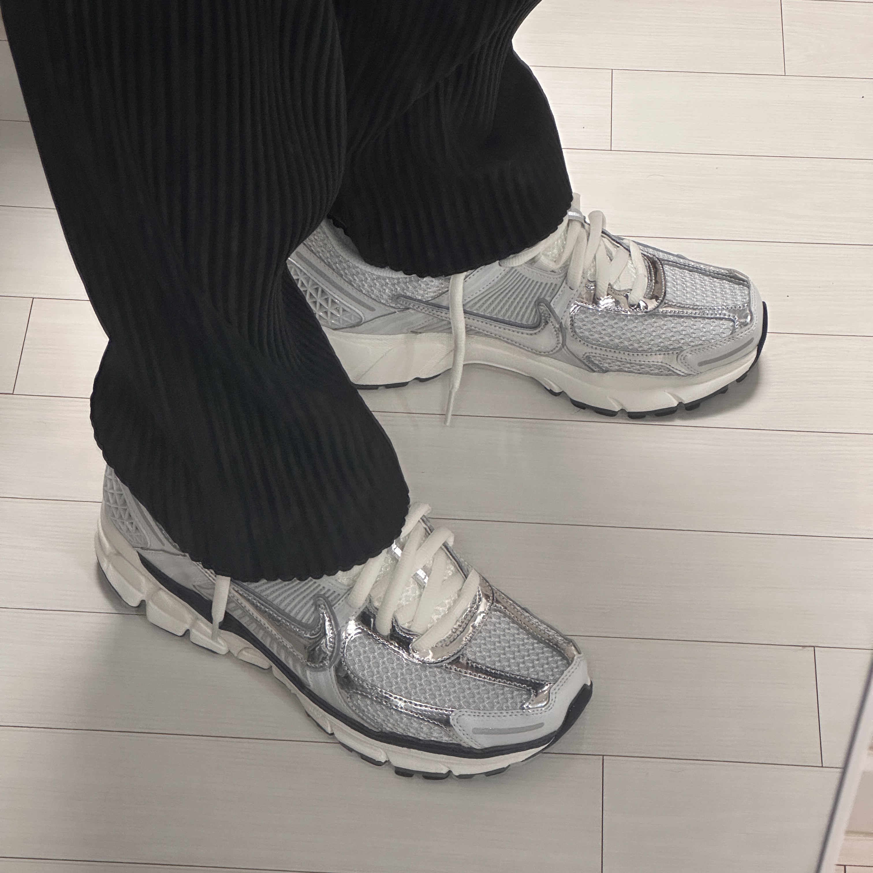 (W) Nike Zoom Vomero 5 Photon Dust and Metallic Silver 착용 스타일 - 2