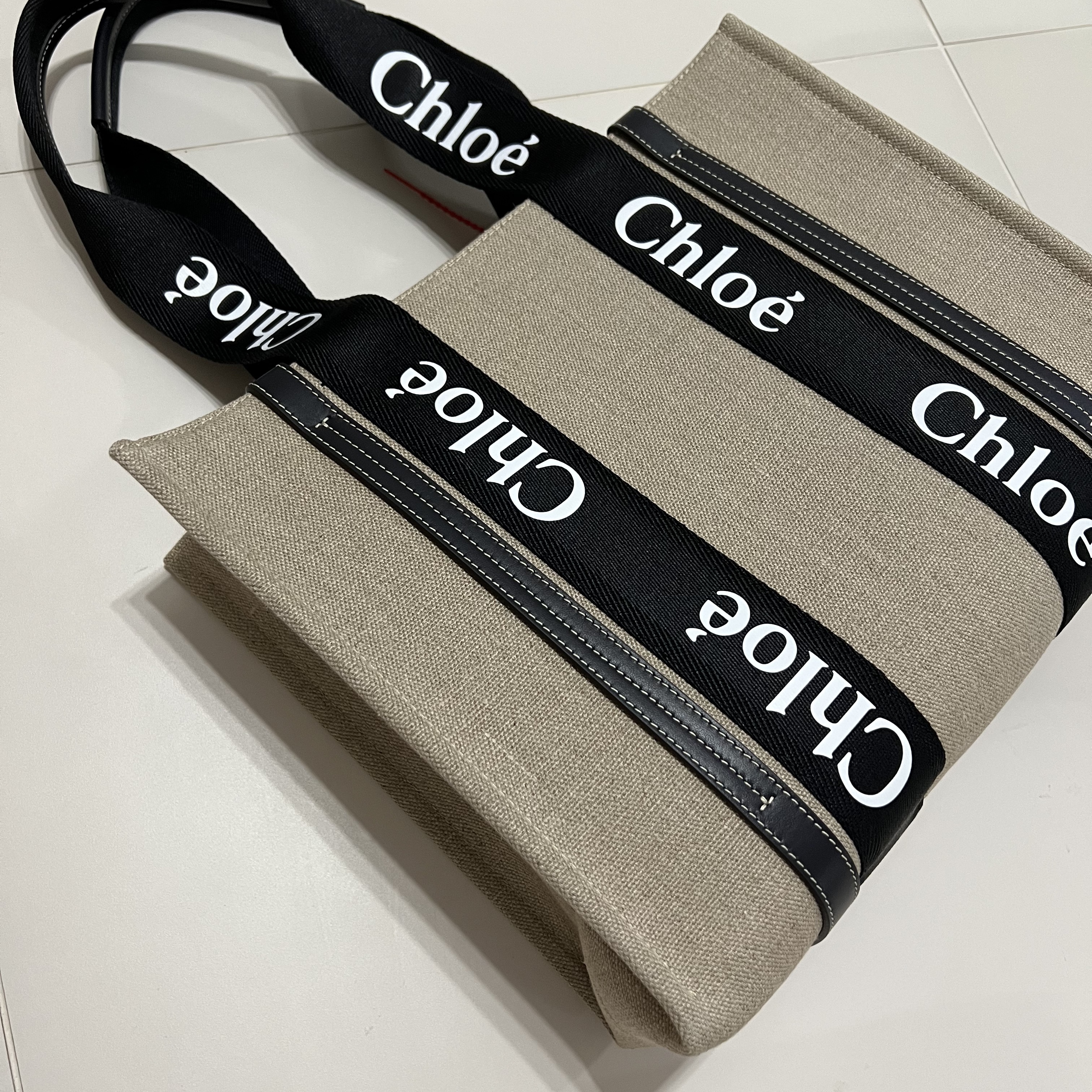 Chloe Woody Medium Tote Bag Black Blue 착용 스타일
