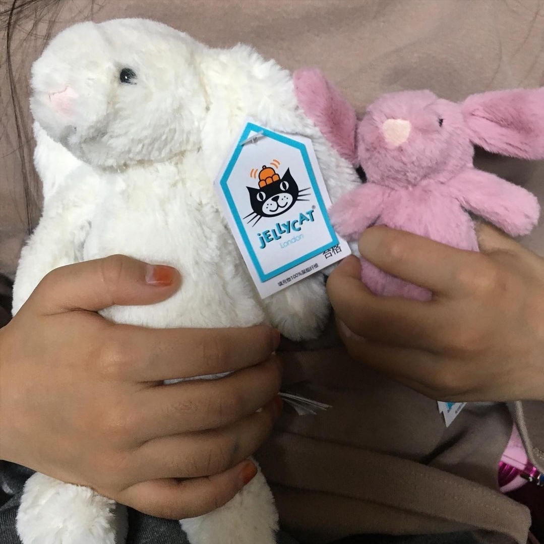 Jellycat Bashful Bunny Bag Charm Tulip 착용 스타일 - 2
