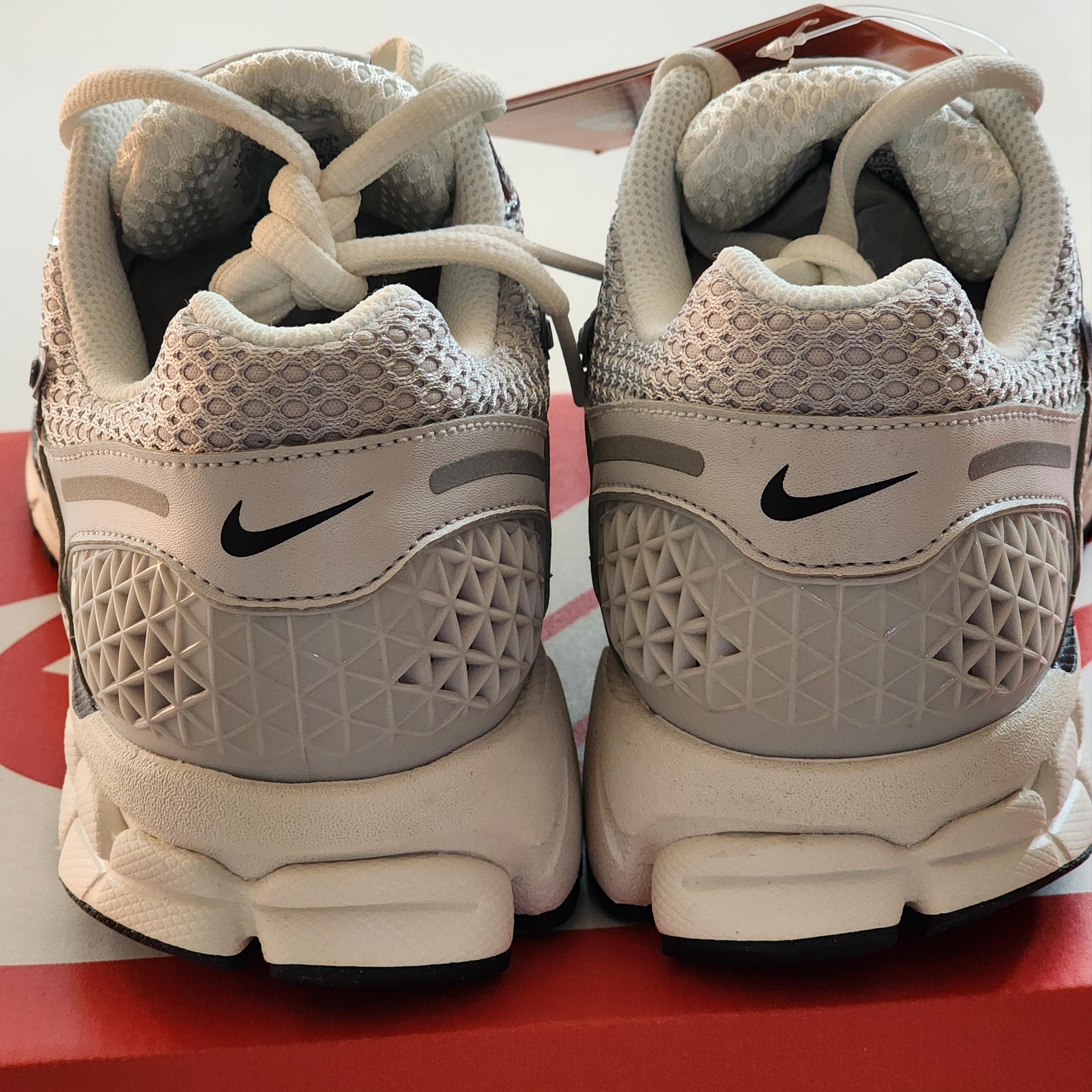 (W) Nike Zoom Vomero 5 Photon Dust and Metallic Silver 착용 스타일 - 3