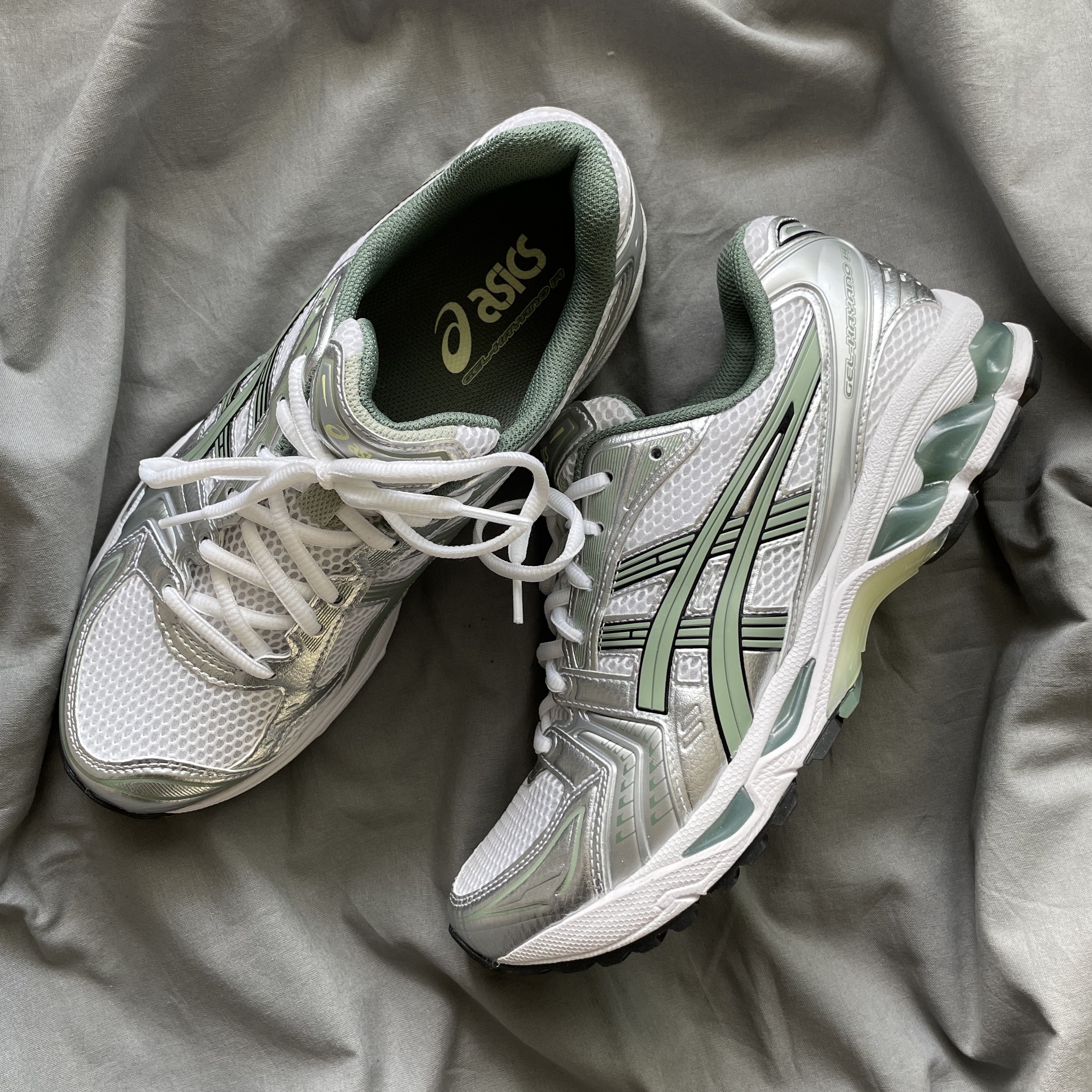 Asics Gel-Kayano 14 White Slate Grey 착용 스타일 - 3