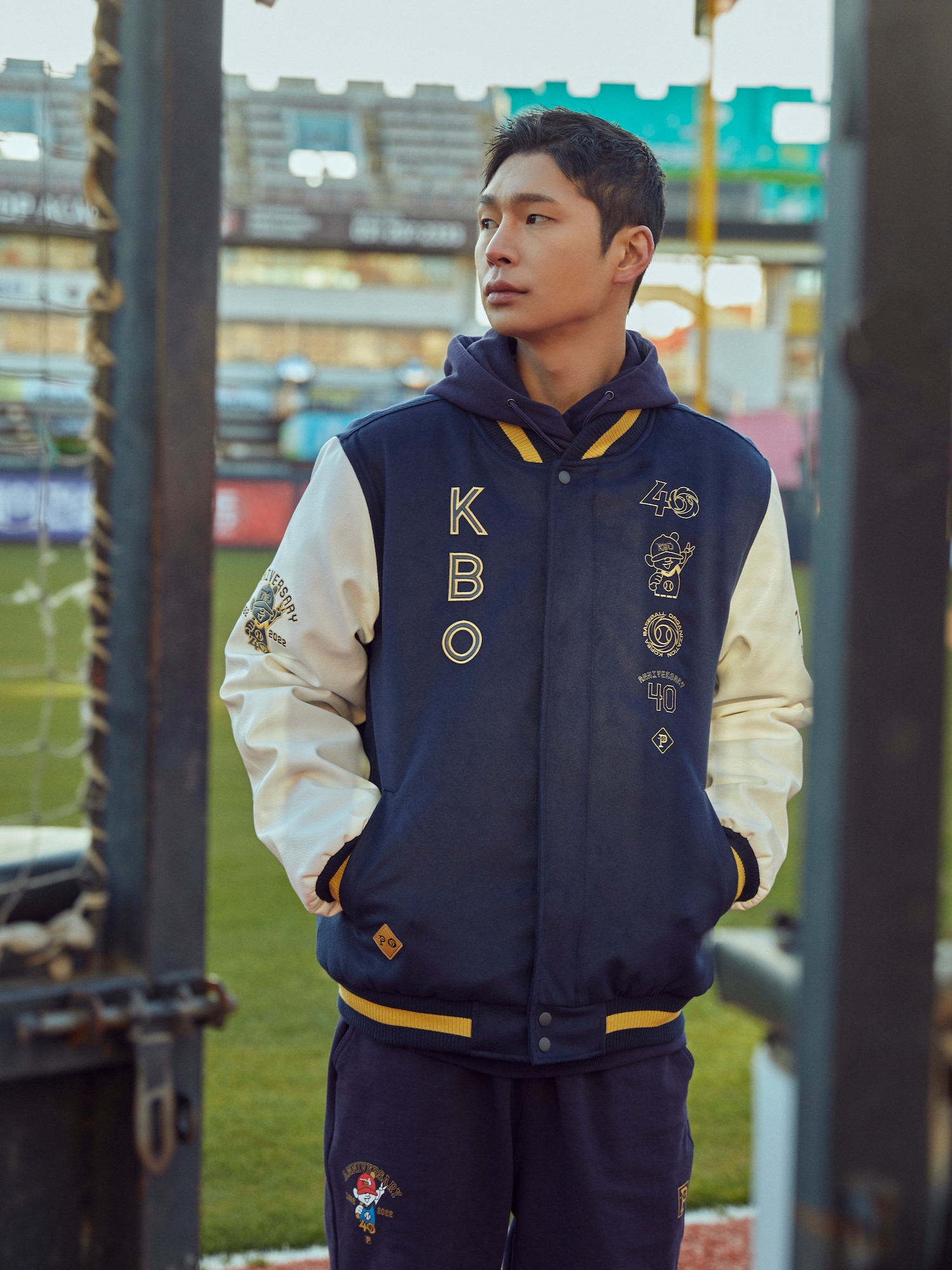 [KREAM 단독] Over The Pitch x KBO The 40th Anniversary Stadium Jacket Navy, [KREAM 단독] Over The Pitch x KBO The 40th Anniversary Character Logo Regular Fit Hoodie Navy 착용 스타일
