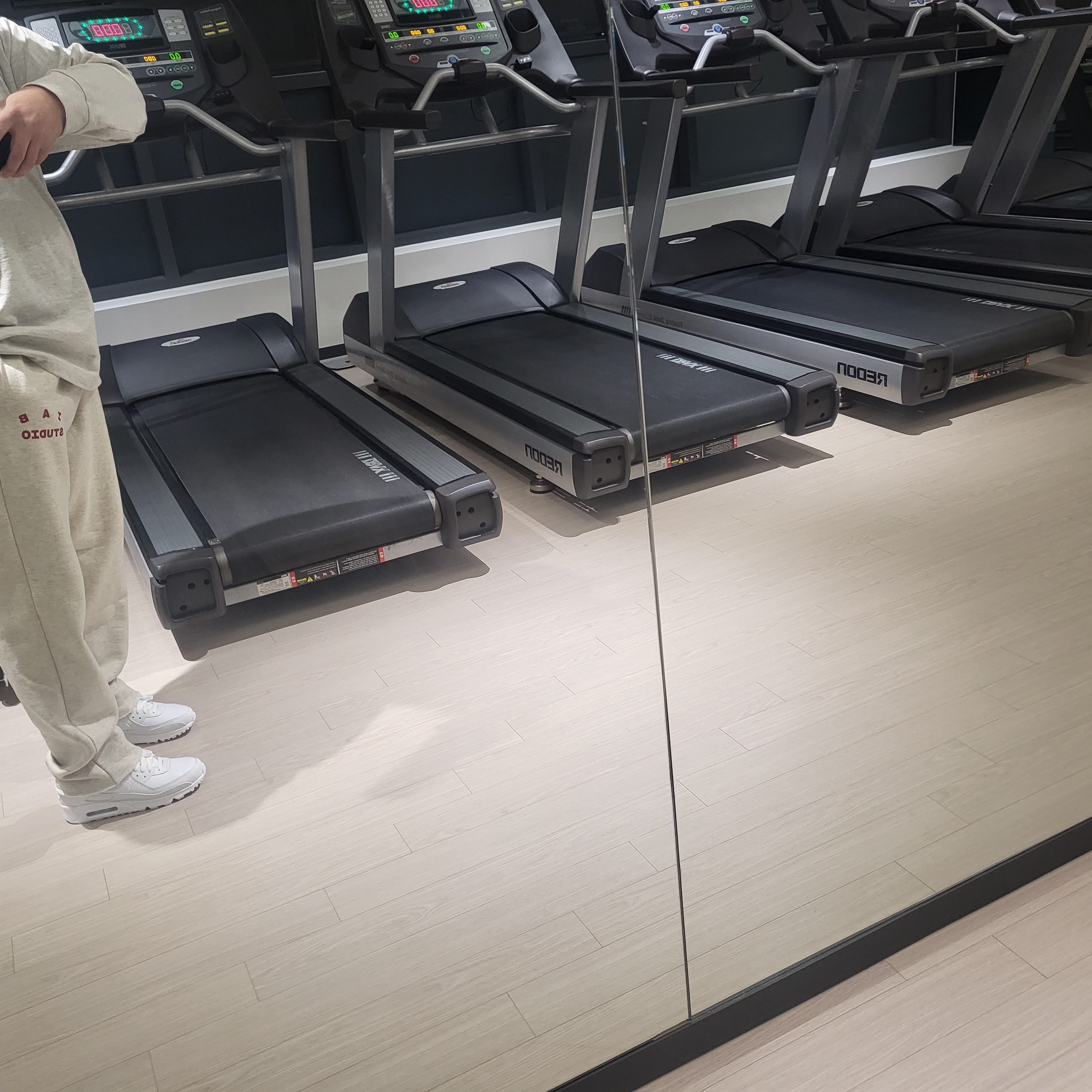 IAB Studio Sweatpants Oatmeal Burgundy - 23SS 착용 스타일 - 4