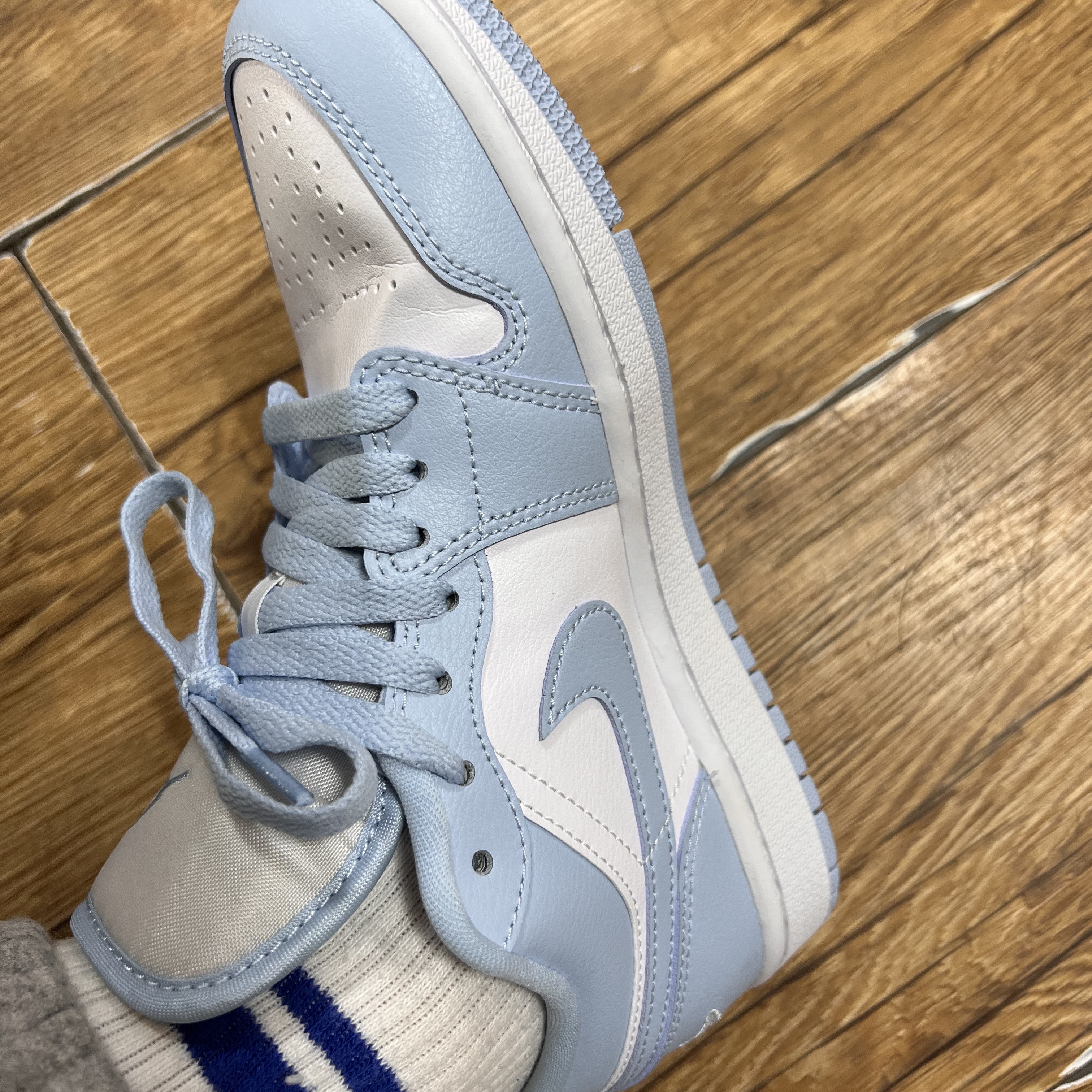(W) Jordan 1 Low White Ice Blue 착용 스타일 - 1
