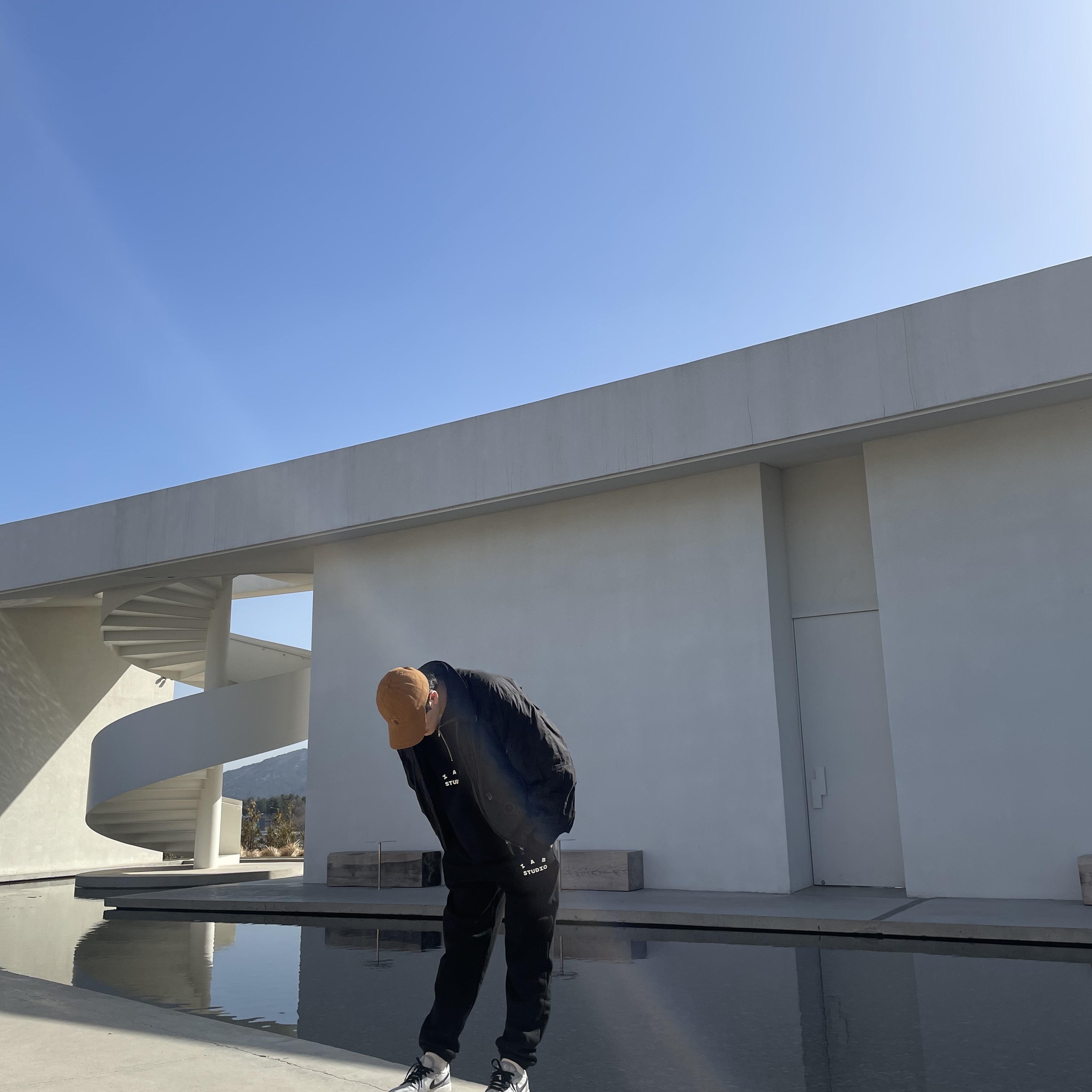 IAB Studio Half Zip-Up Black White, Jordan 1 Low Golf Wolf Grey 착용 스타일