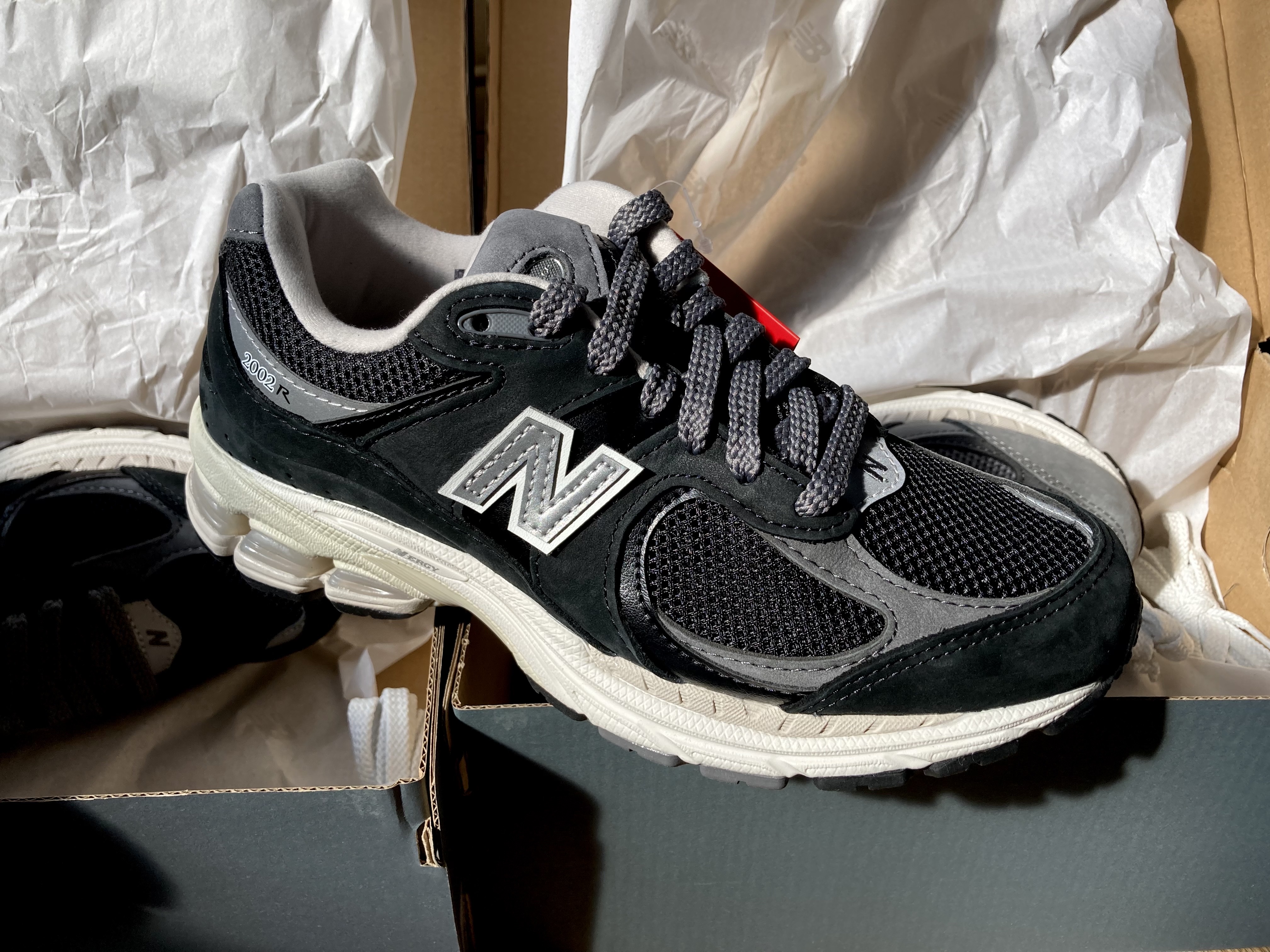New Balance 2002R Premium Vintage Black, New Balance 2002R Premium Vintage Grey 착용 스타일 - 3