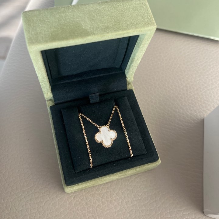 (W) Van Cleef & Arpels Vintage Alhambra Pendant Yellow Gold Mother of Pearl 착용 스타일