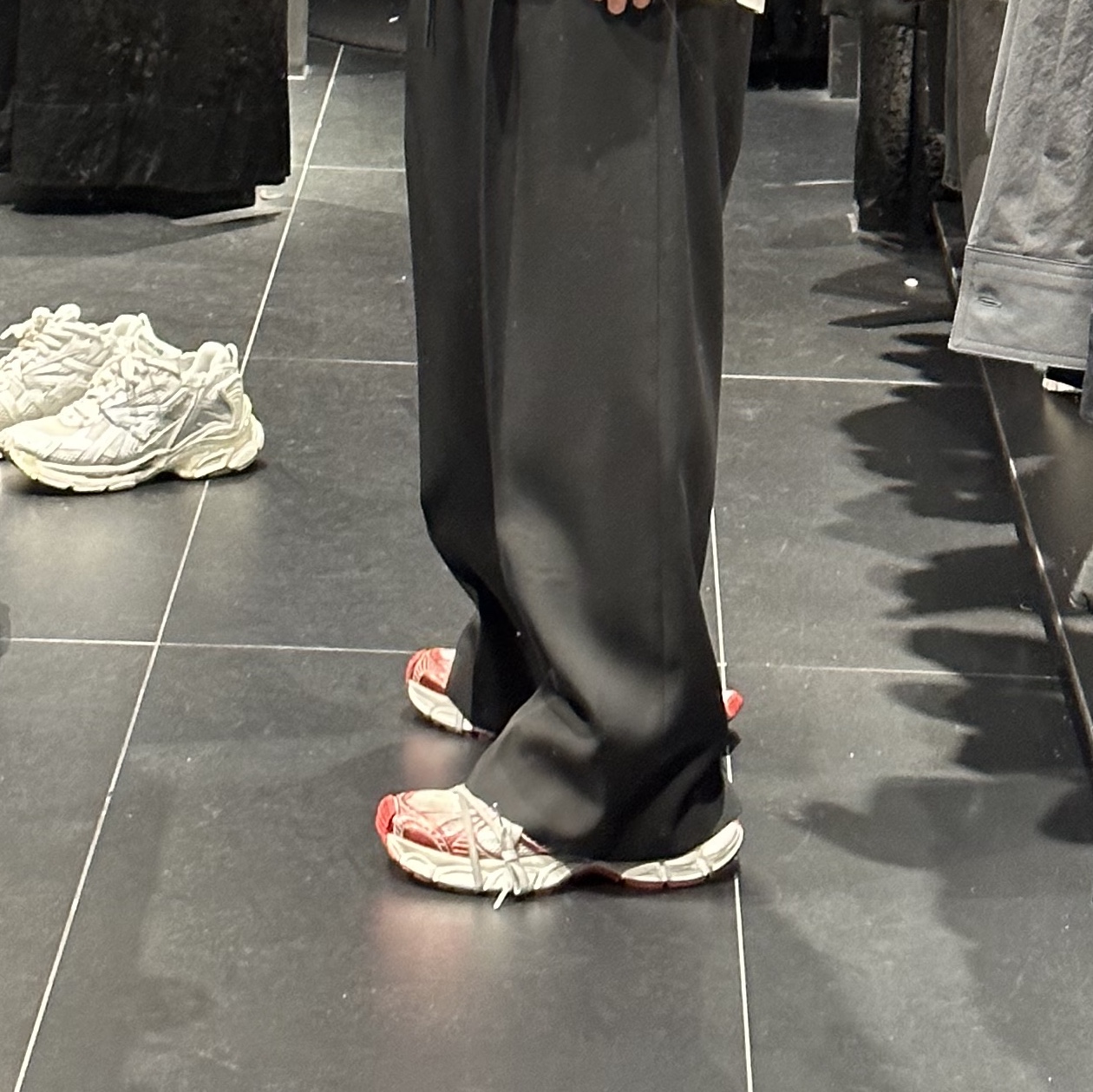 Balenciaga 3XL Sneakers White Red 착용 스타일 - 4