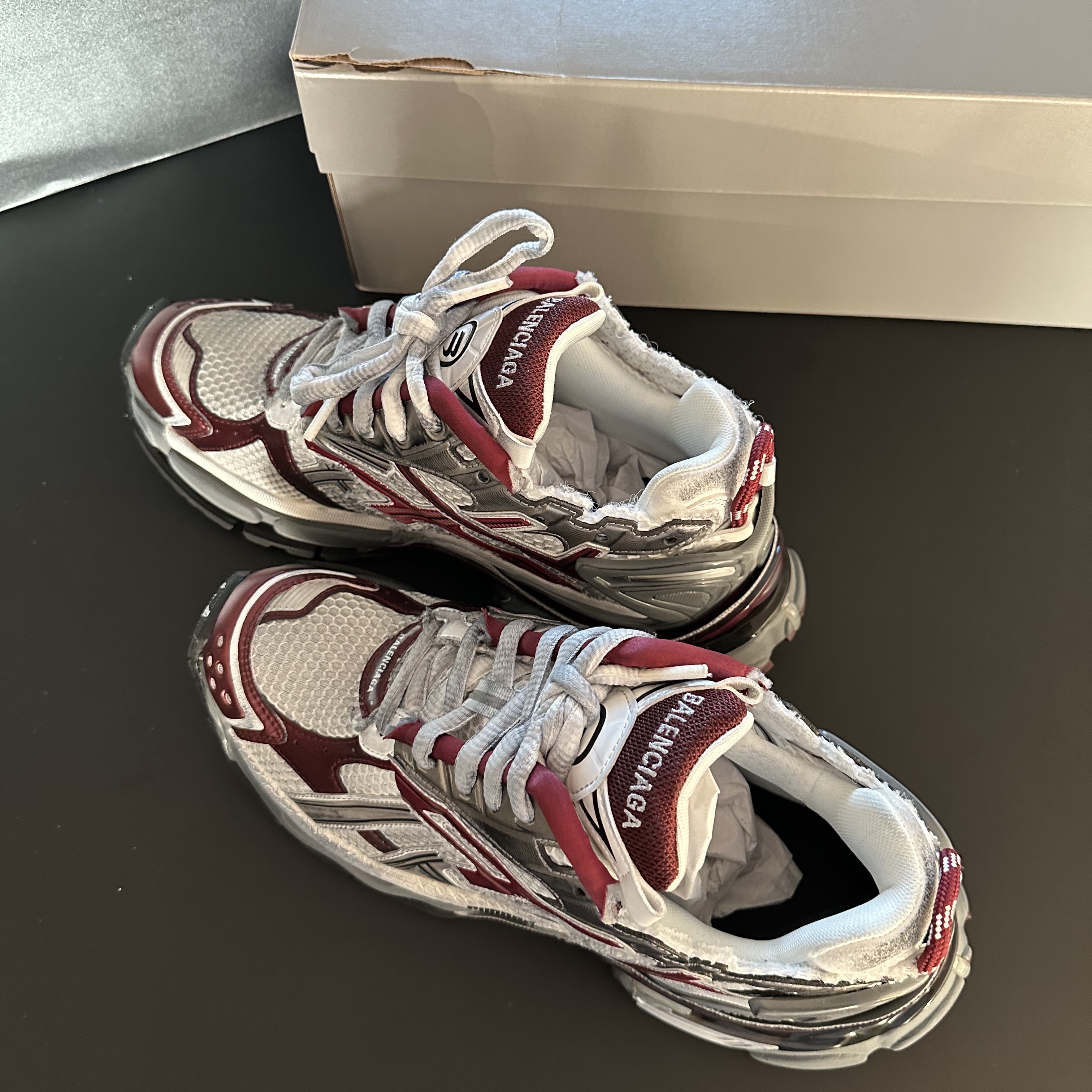 Balenciaga Runner Sneakers Grey Burgundy 착용 스타일 - 2