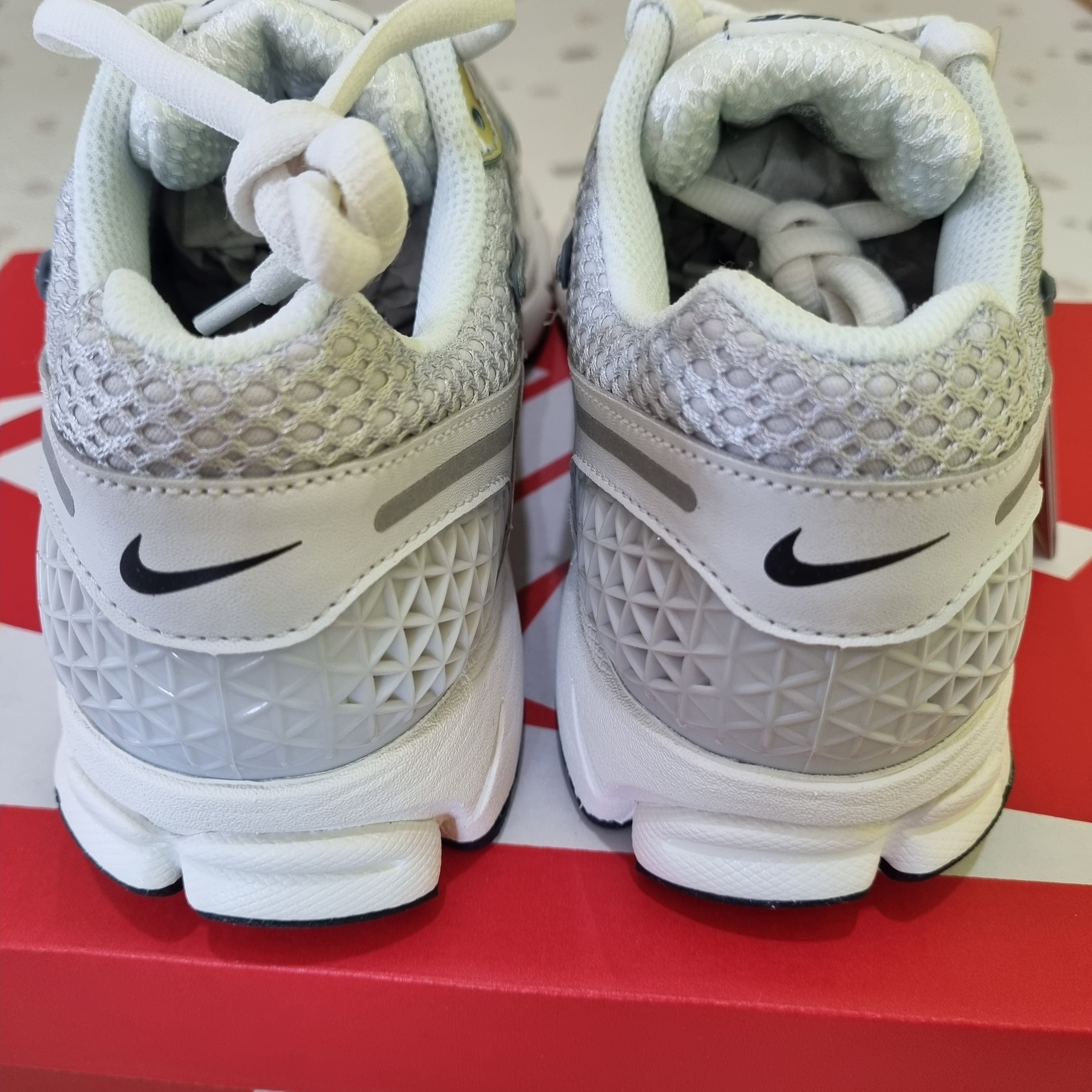 (W) Nike Zoom Vomero 5 Photon Dust and Metallic Silver 착용 스타일 - 2