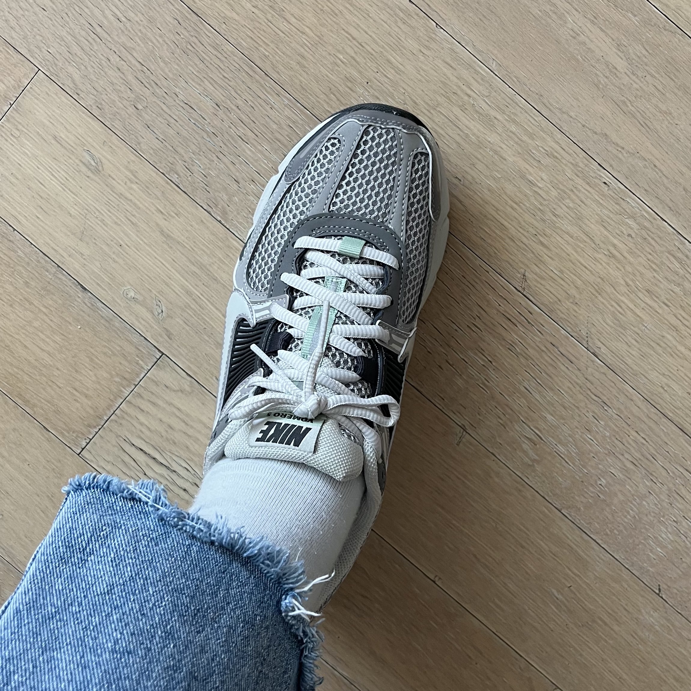 (W) Nike Zoom Vomero 5 Cobblestone and Flat Pewter 착용 스타일