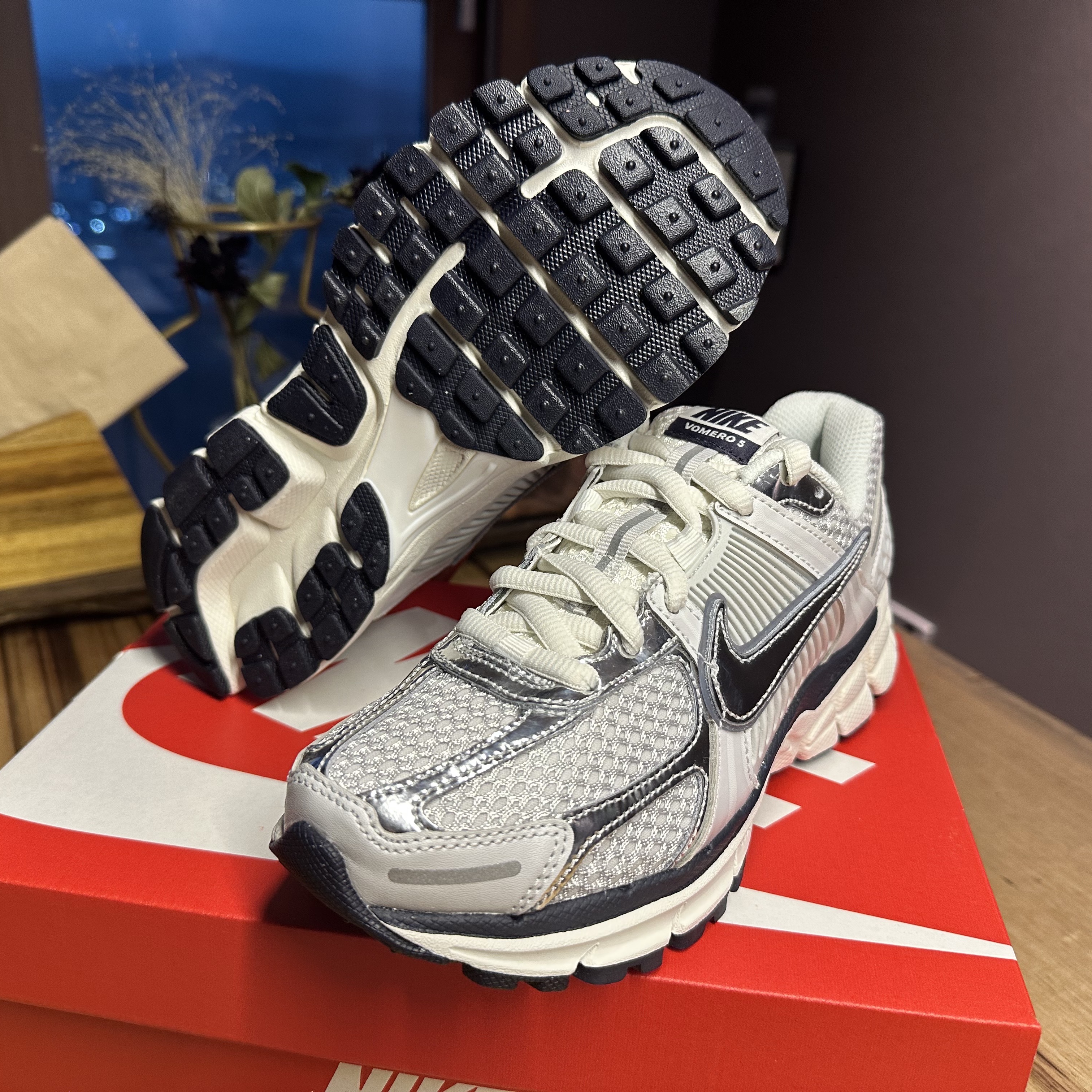 (W) Nike Zoom Vomero 5 Photon Dust and Metallic Silver, Asics Gel-Kayano 14 White Slate Grey 착용 스타일 - 3