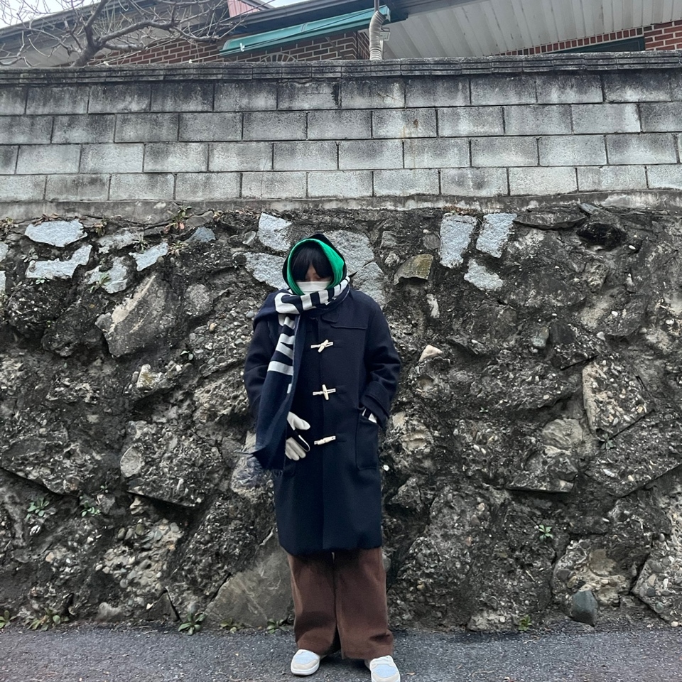 Jacquemus Lecharpe Fringe Logo Muffler Navy 착용 스타일 - 2