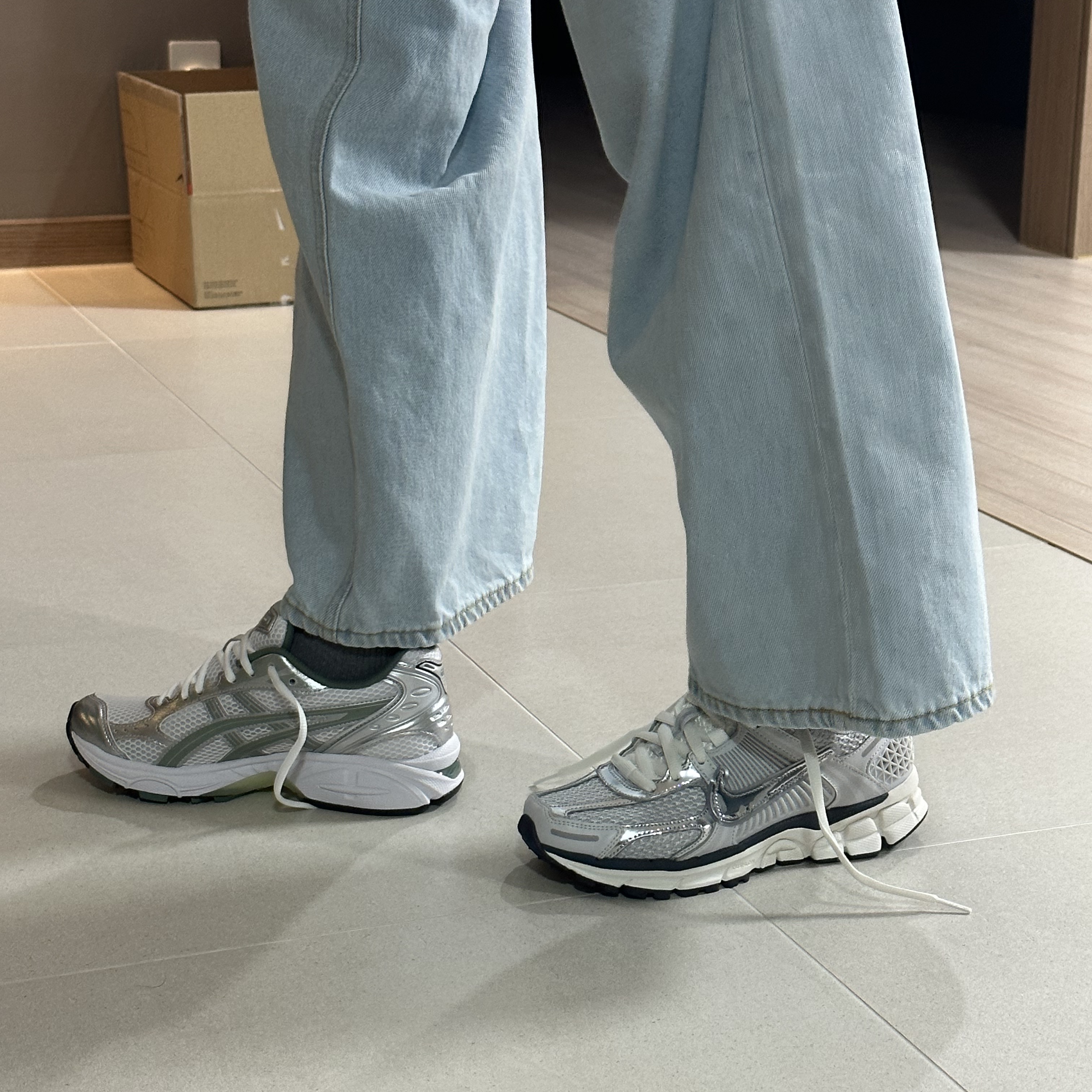 (W) Nike Zoom Vomero 5 Photon Dust and Metallic Silver, Asics Gel-Kayano 14 White Slate Grey 착용 스타일 - 4