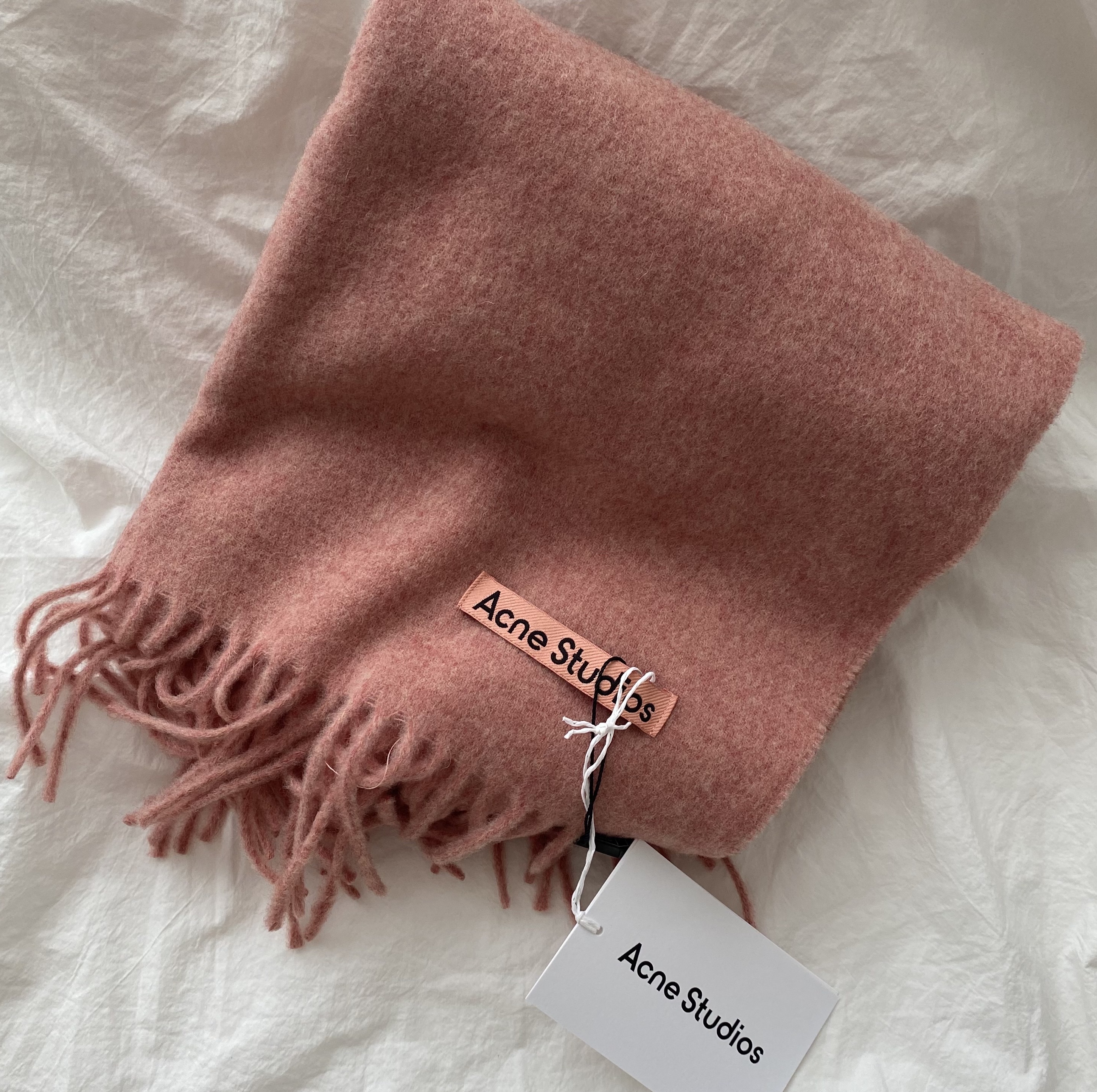 Acne Studios Canada Narrow New Wool Muffler Rose Melange 착용 스타일 - 1