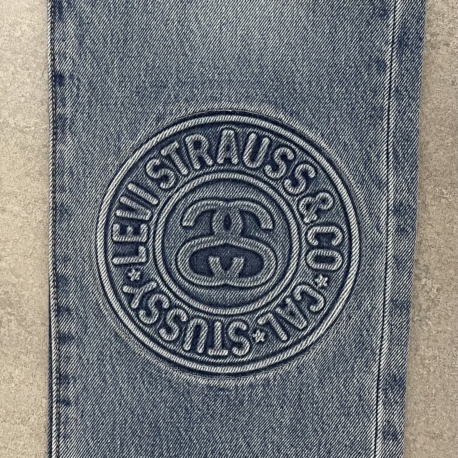 Stussy x Levi's Embossed 501 Jean Indigo, (W) Nike Zoom Vomero 5 Photon Dust and Metallic Silver 착용 스타일 - 2