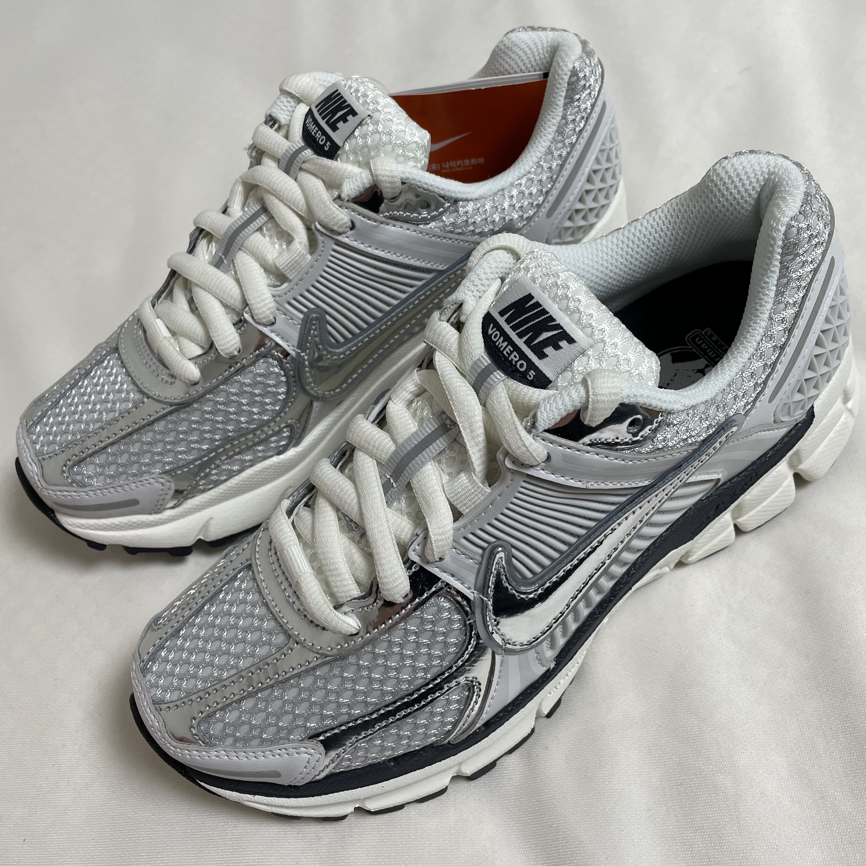 (W) Nike Zoom Vomero 5 Photon Dust and Metallic Silver 착용 스타일 - 2