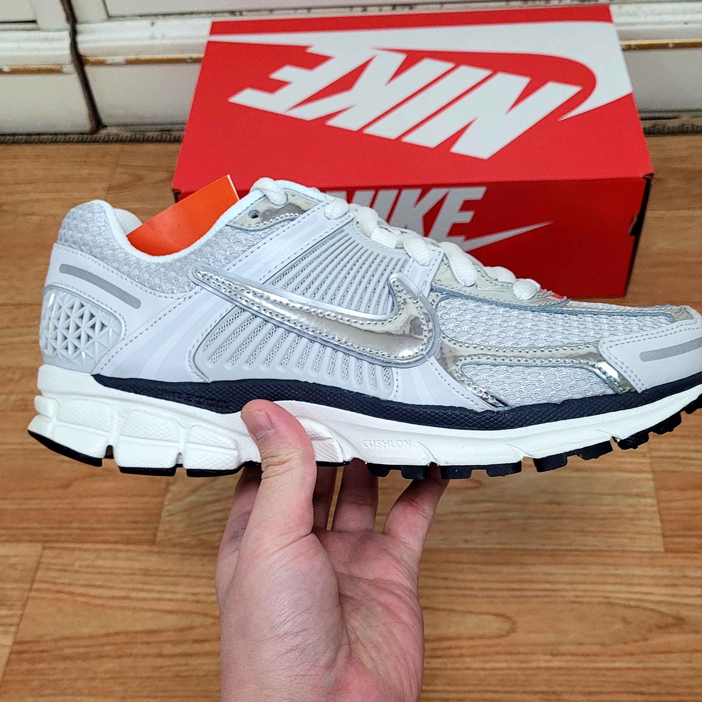 (W) Nike Zoom Vomero 5 Photon Dust and Metallic Silver 착용 스타일 - 2