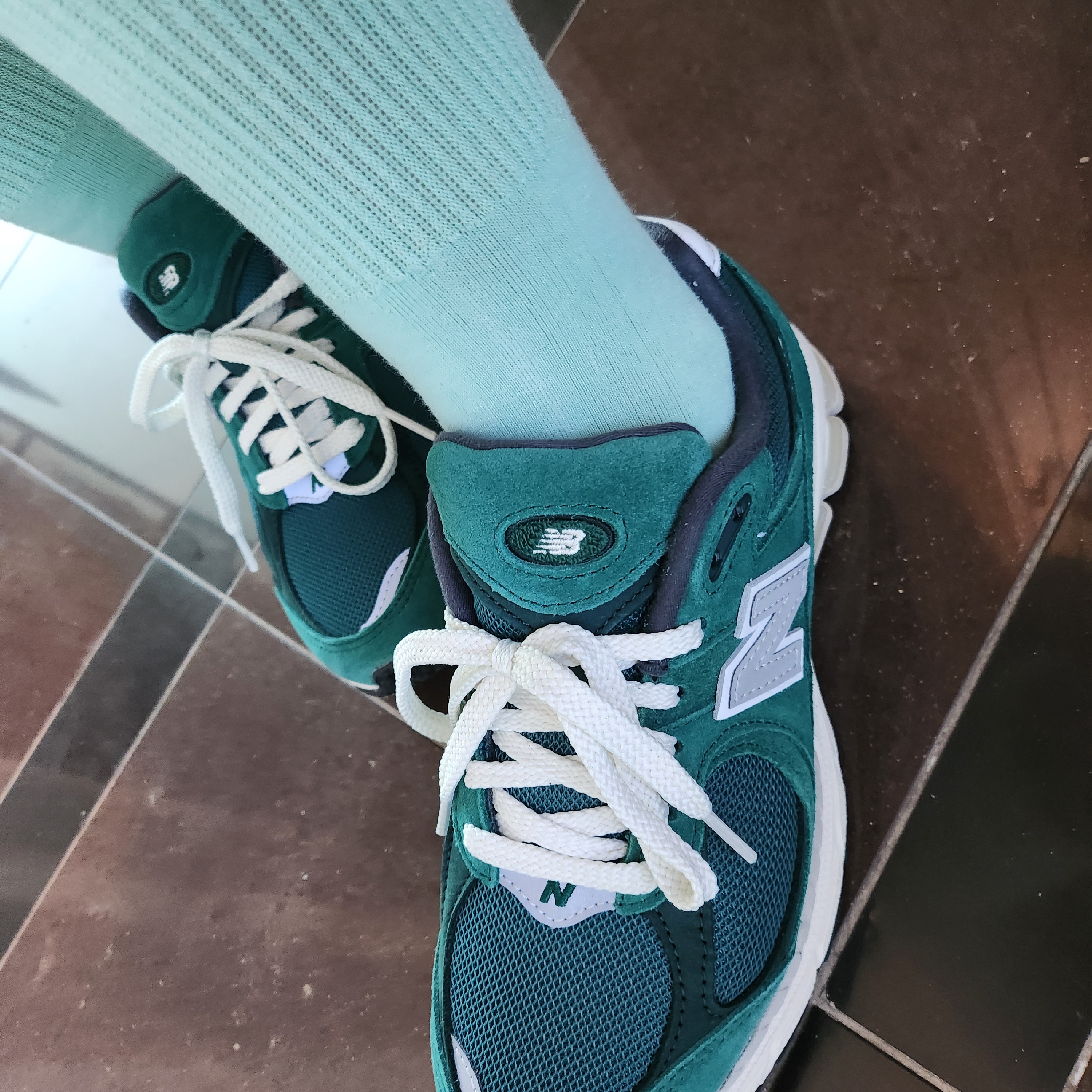 New Balance 2002R Nightwatch Green 착용 스타일 - 1