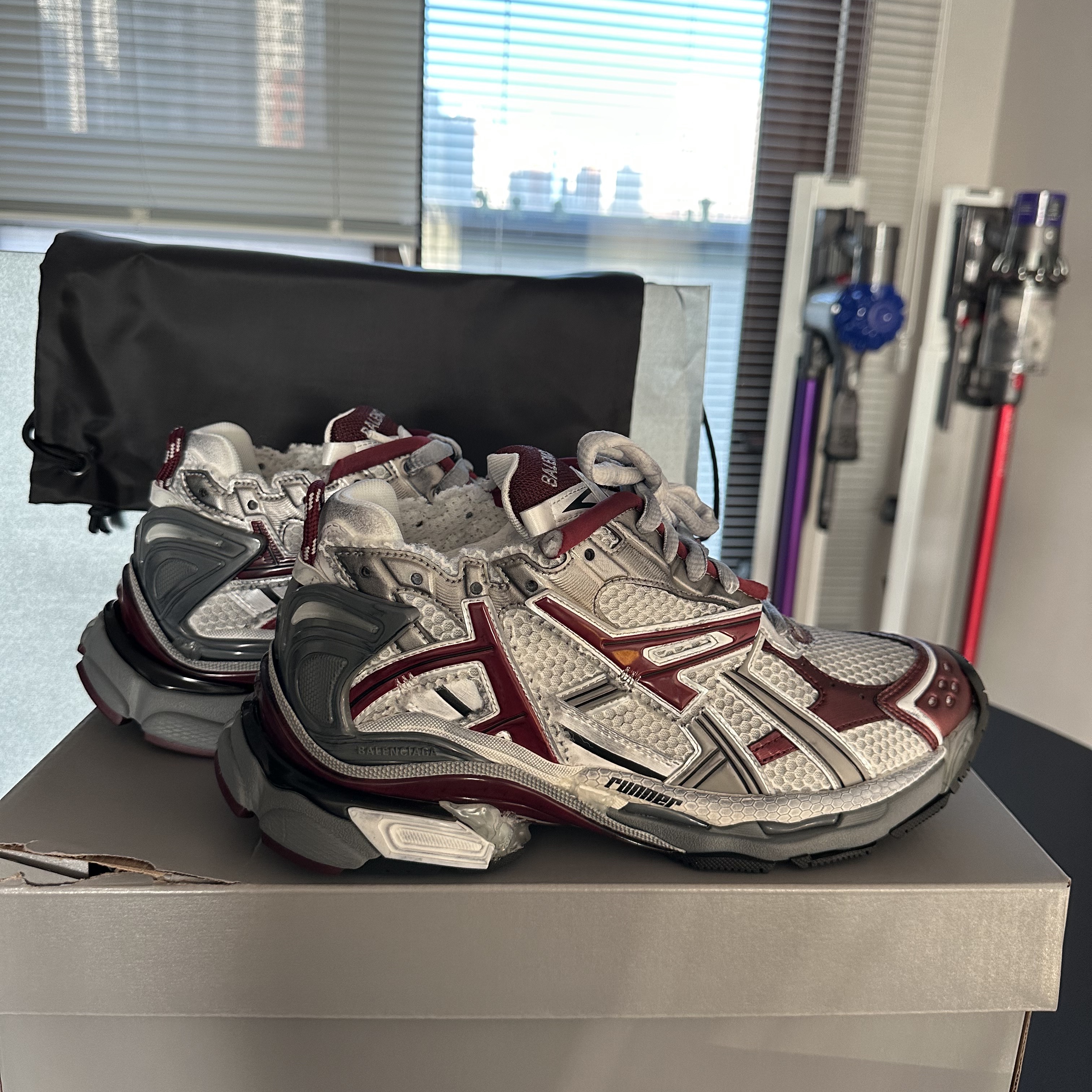 Balenciaga Runner Sneakers Grey Burgundy 착용 스타일 - 3