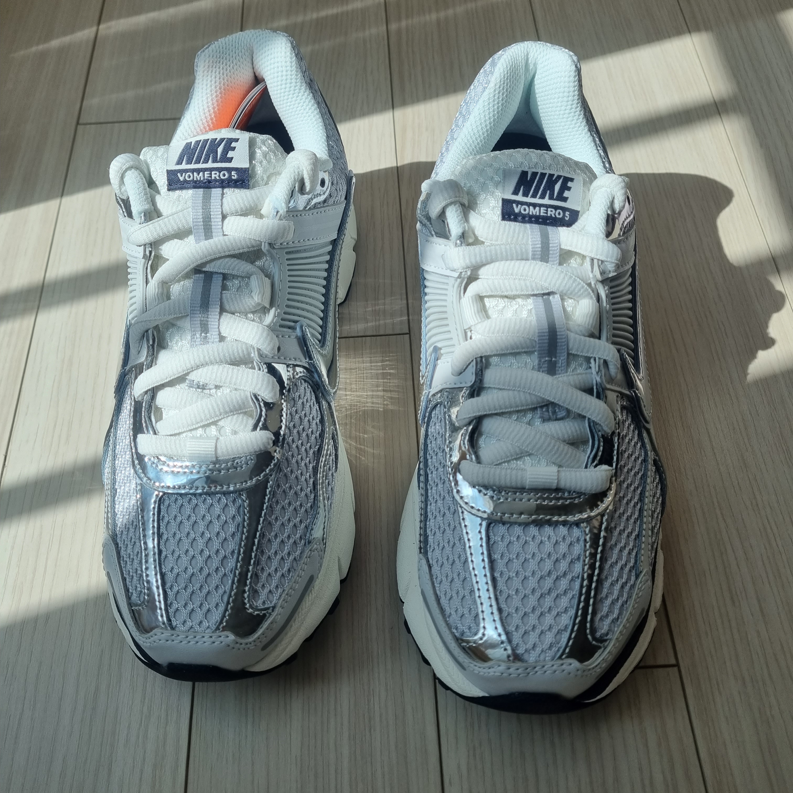 (W) Nike Zoom Vomero 5 Photon Dust and Metallic Silver 착용 스타일