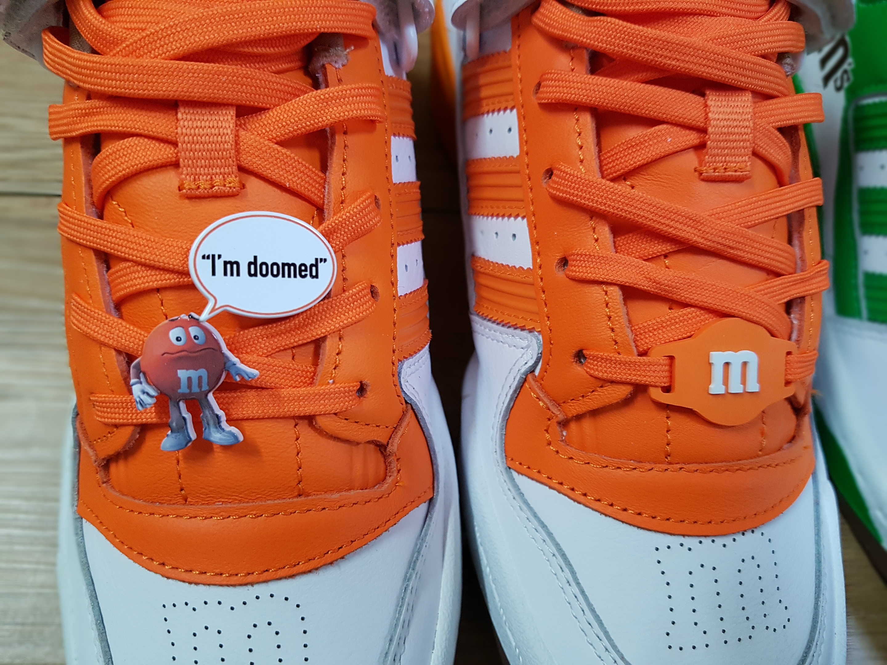 Adidas x M&Ms Forum 84 Low Yellow 착용 스타일 - 3