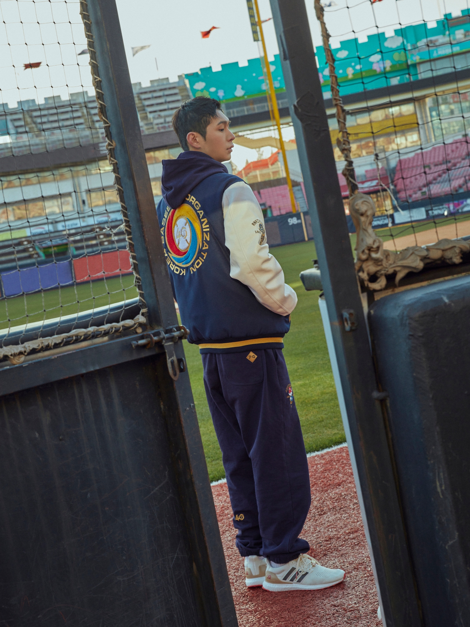 [KREAM 단독] Over The Pitch x KBO The 40th Anniversary Stadium Jacket Navy, [KREAM 단독] Over The Pitch x KBO The 40th Anniversary Character Logo Sweatpants Navy 착용 스타일