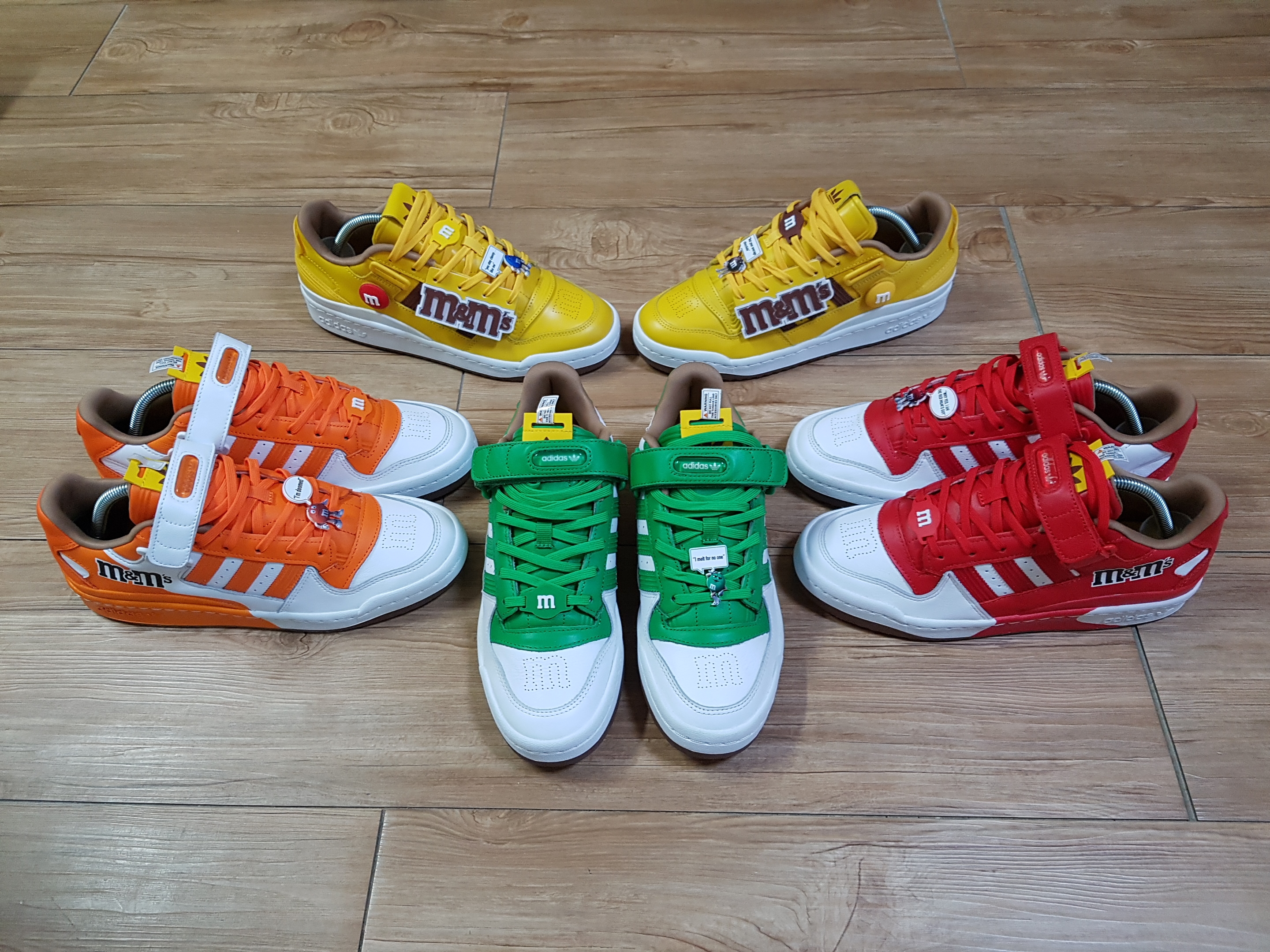 Adidas x M&Ms Forum 84 Low Yellow 착용 스타일 - 1