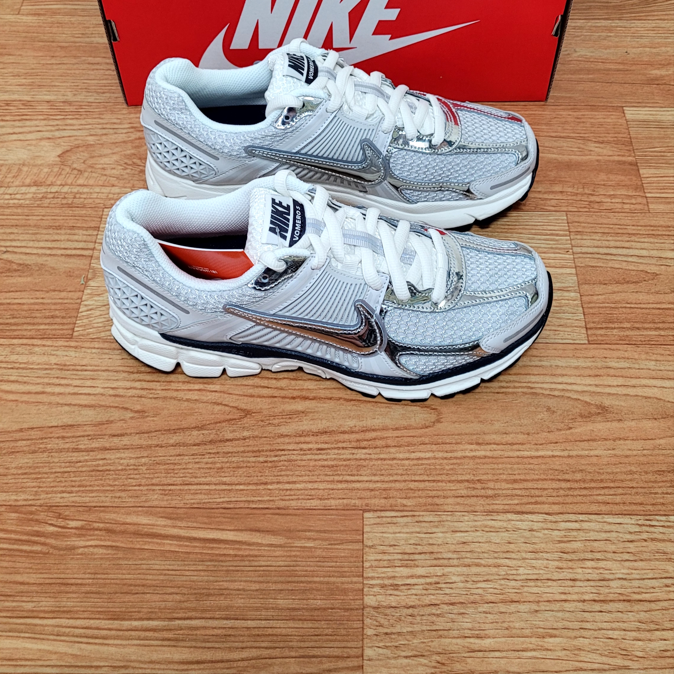 (W) Nike Zoom Vomero 5 Photon Dust and Metallic Silver 착용 스타일 - 1
