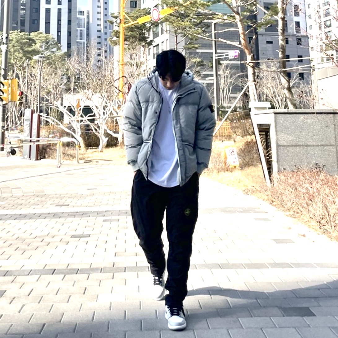 Stone Island 44508 Nylon Metal Down-TC Jacket Light Grey - 21FW, Jordan 1 Mid Light Smoke Grey 착용 스타일