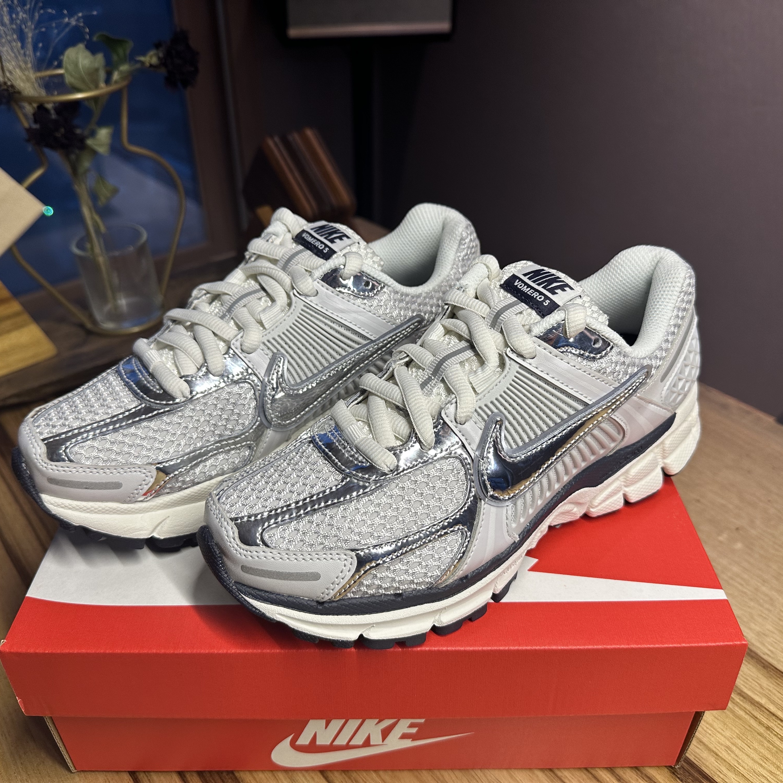 (W) Nike Zoom Vomero 5 Photon Dust and Metallic Silver, Asics Gel-Kayano 14 White Slate Grey 착용 스타일 - 2