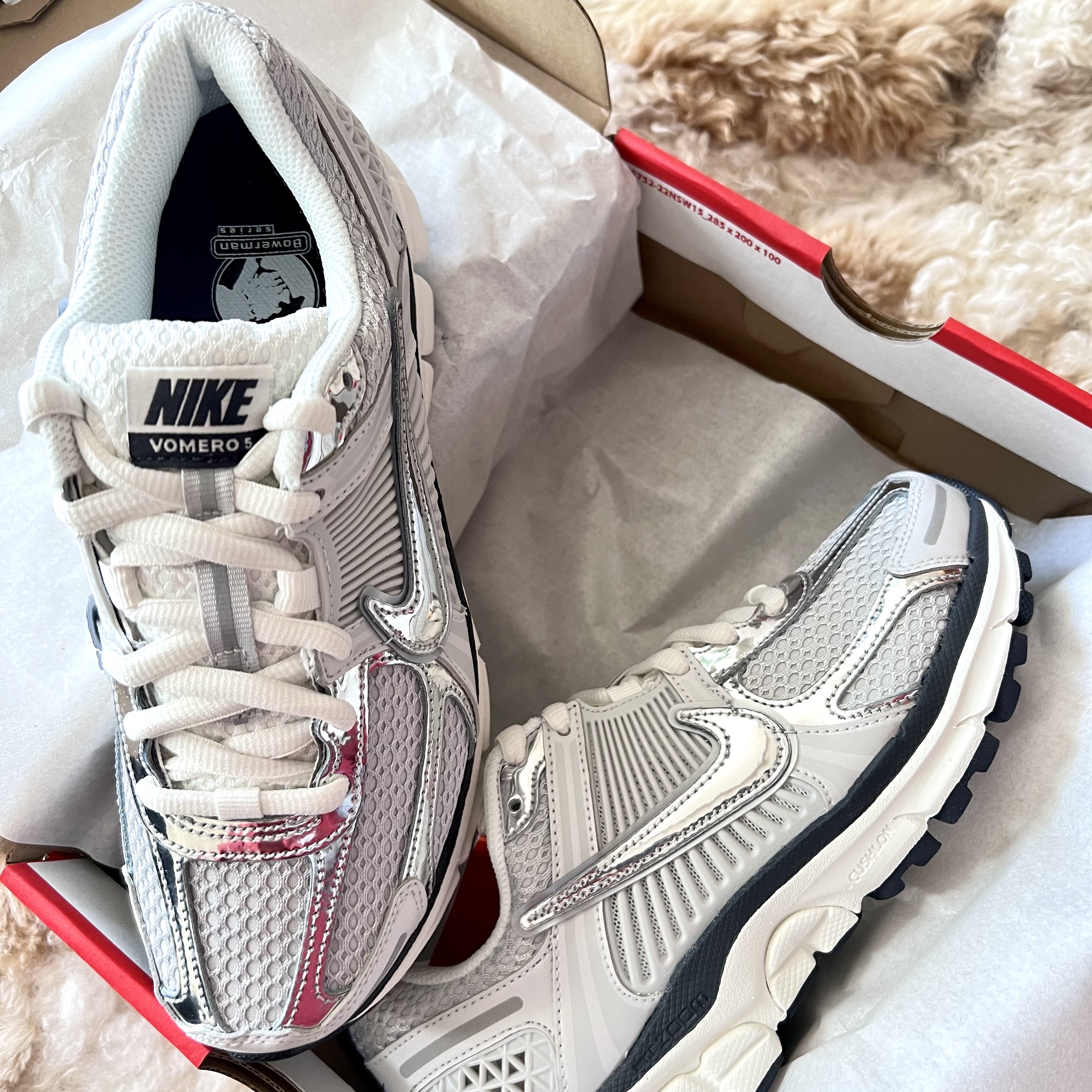 (W) Nike Zoom Vomero 5 Photon Dust and Metallic Silver 착용 스타일 - 1