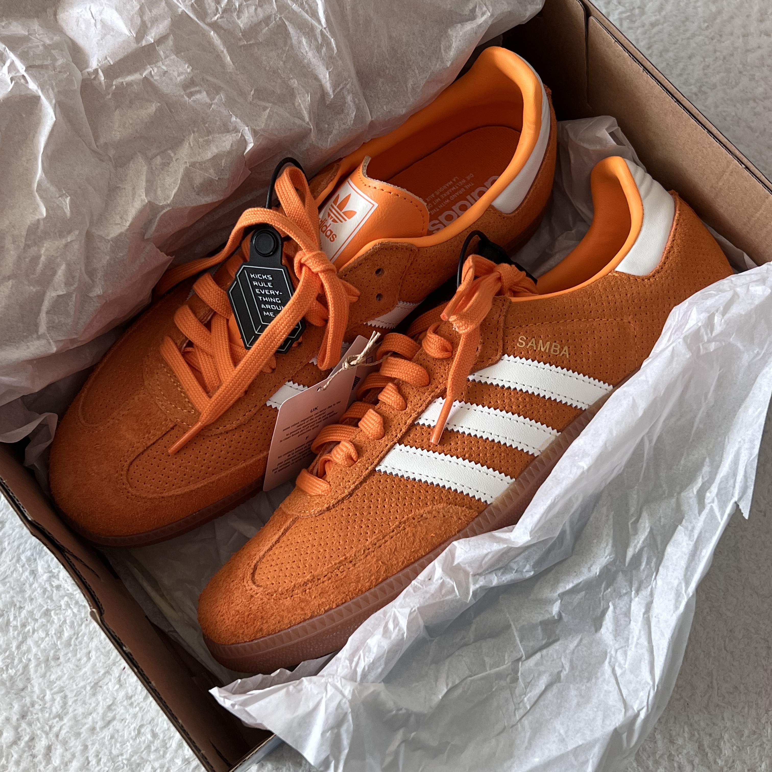 Adidas Samba OG Orange Rush 착용 스타일