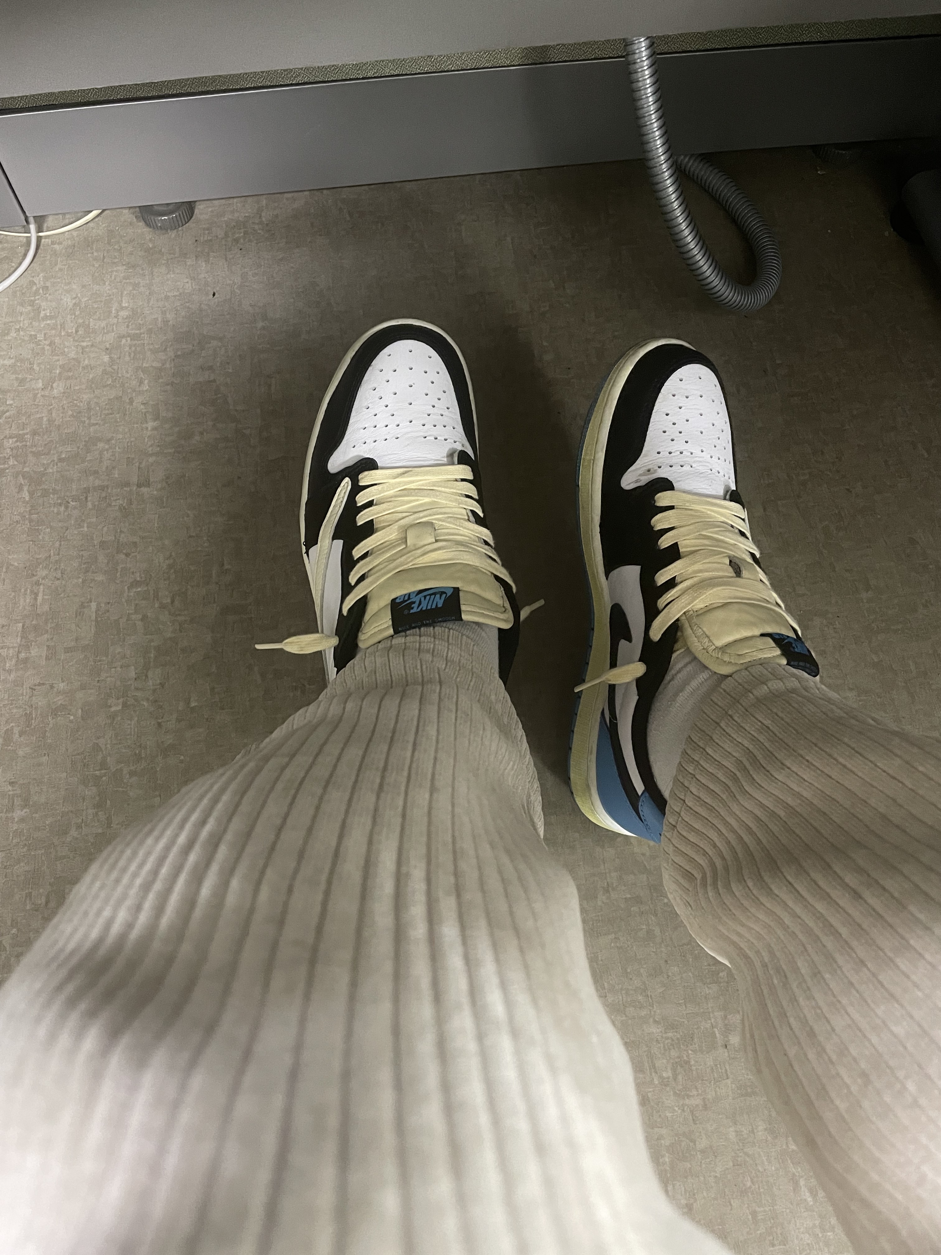 Jordan 1 Retro Low OG Black and Dark Powder Blue 착용 스타일