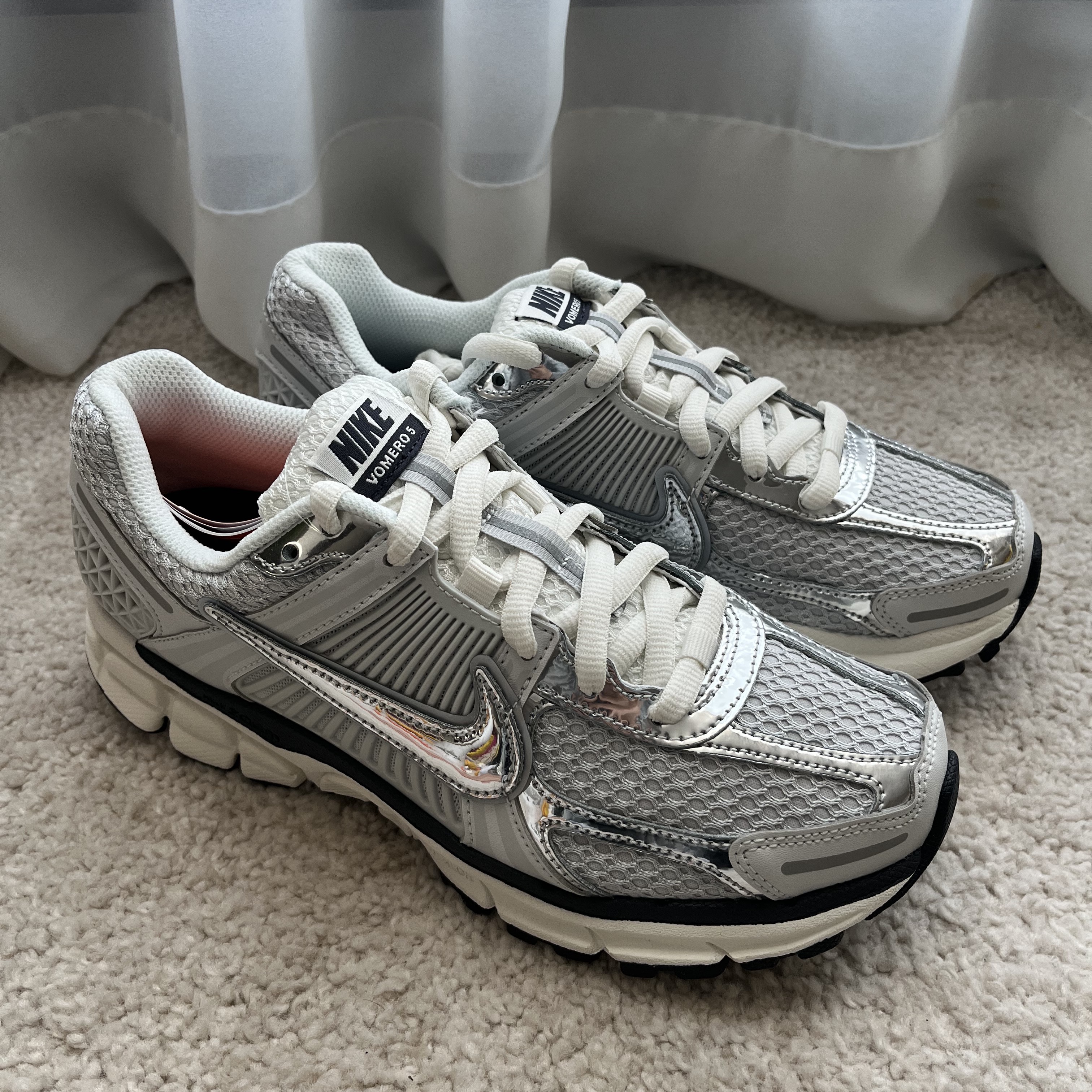 (W) Nike Zoom Vomero 5 Photon Dust and Metallic Silver 착용 스타일 - 4