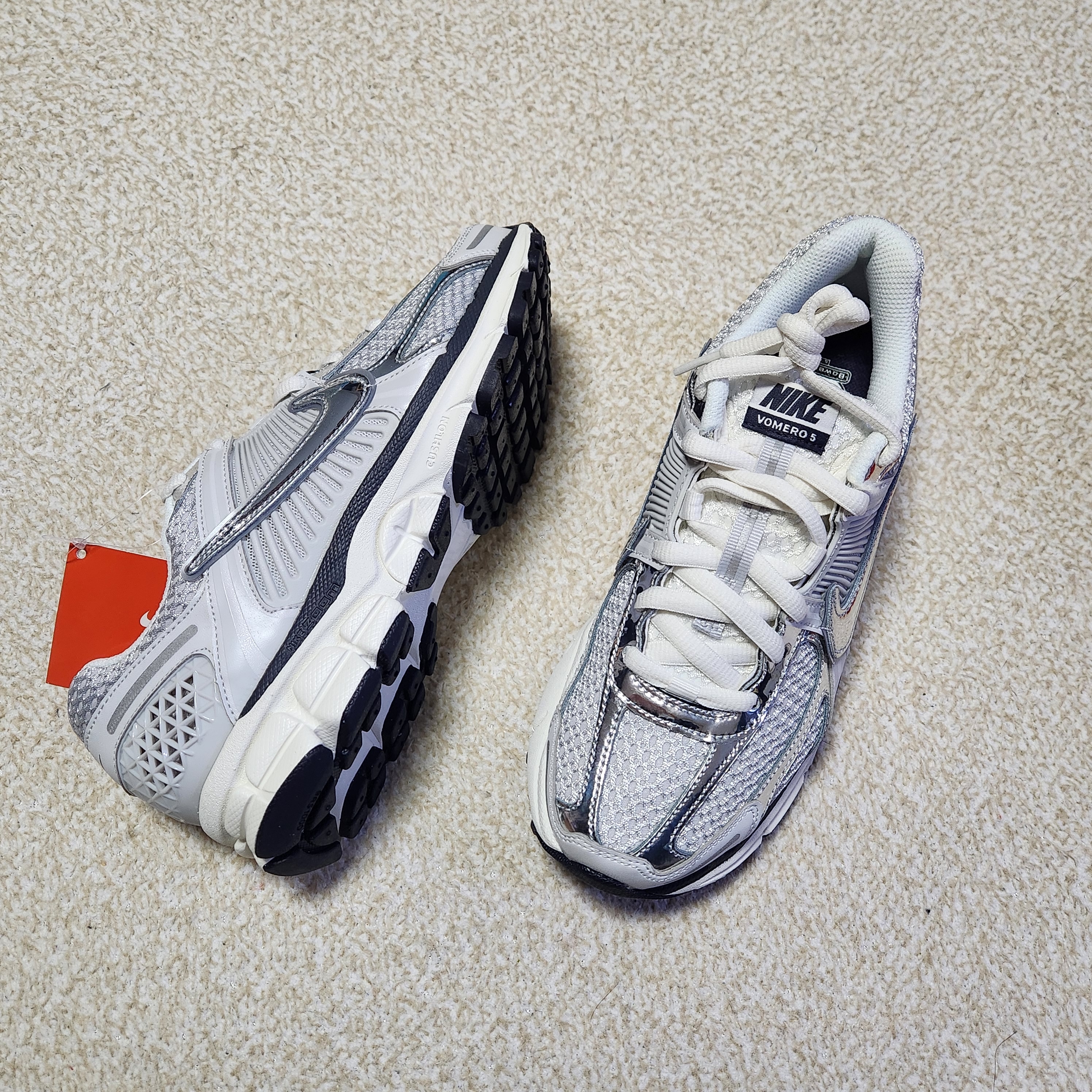 (W) Nike Zoom Vomero 5 Photon Dust and Metallic Silver 착용 스타일 - 1