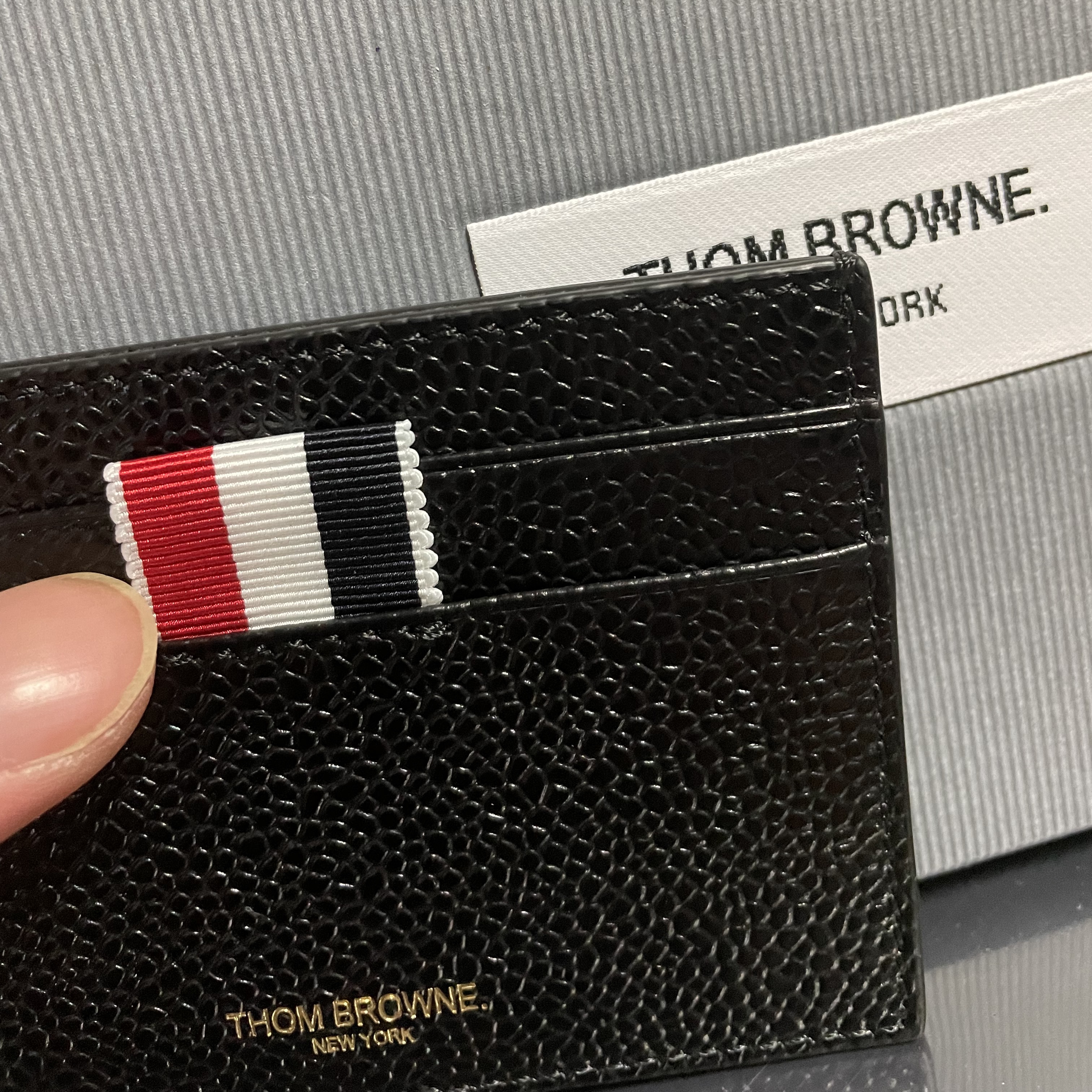 Thom Browne Pebble Grain Leather Stripe Single Card Holder Black 착용 스타일
