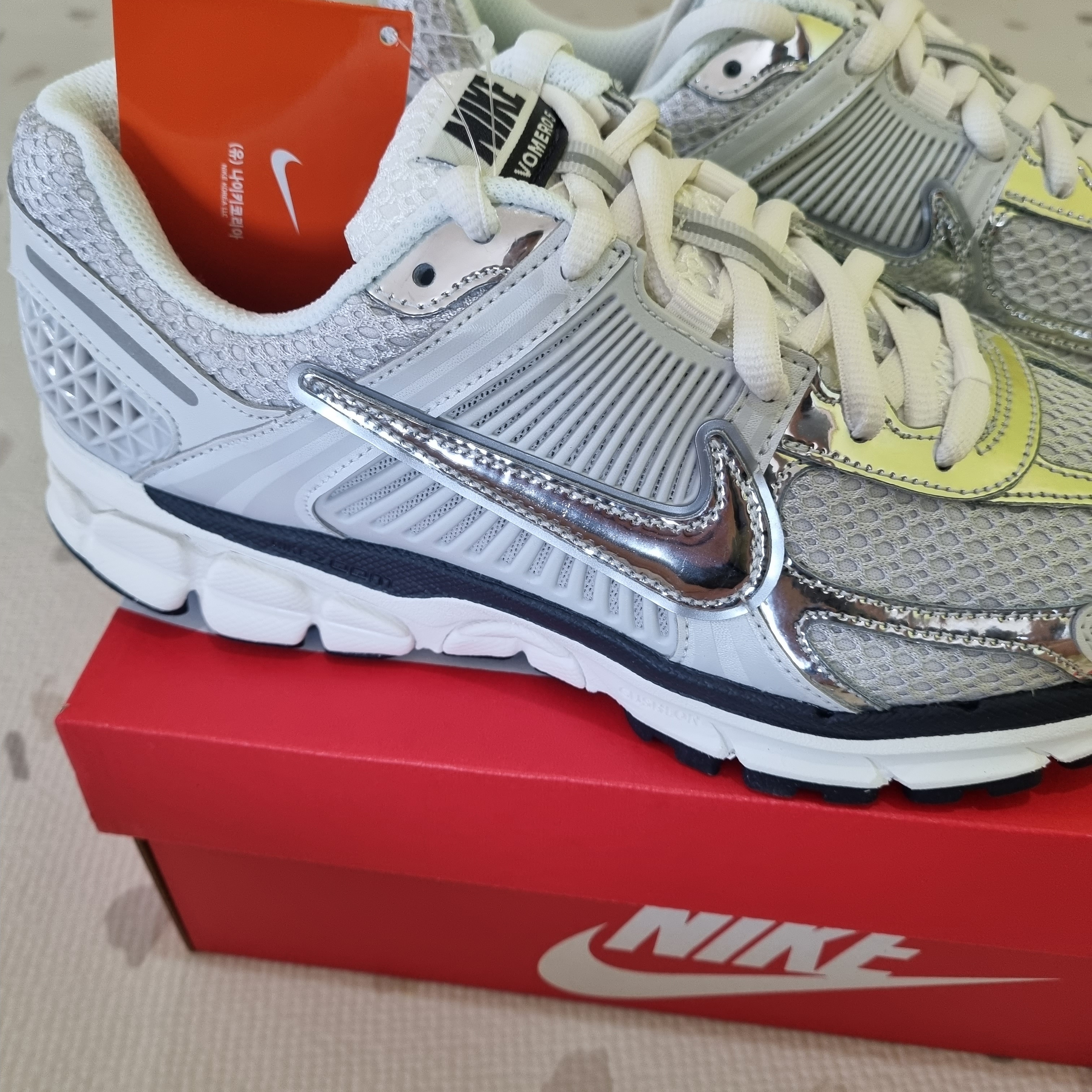 (W) Nike Zoom Vomero 5 Photon Dust and Metallic Silver 착용 스타일 - 3